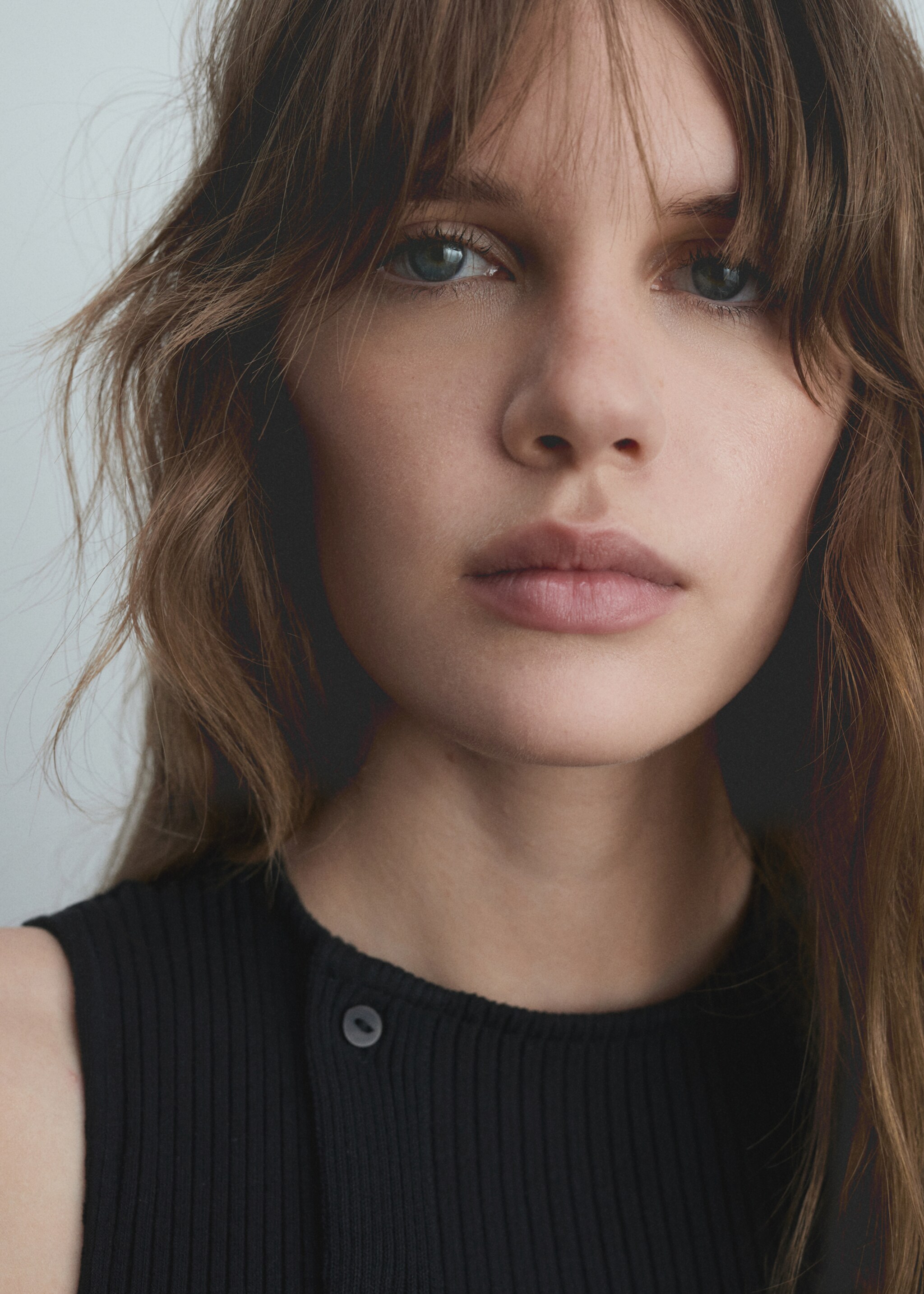 Knitted top with side buttons - Details of the article 1, Black. Ref: 77045670-00.