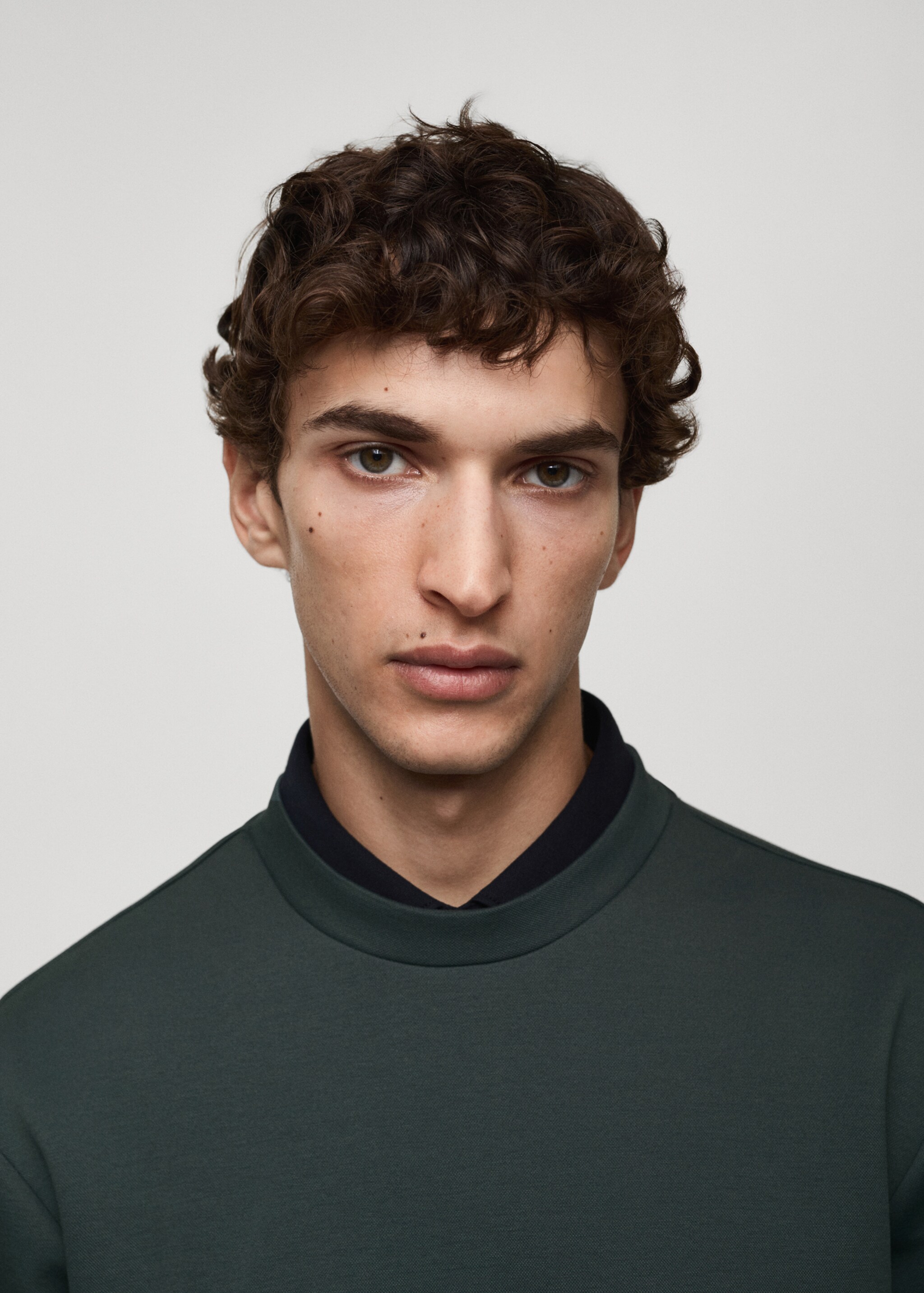 Comfort stretch sweatshirt in crease-resistant fabric - Details of the article 1, Green. Ref: 77045968-00.