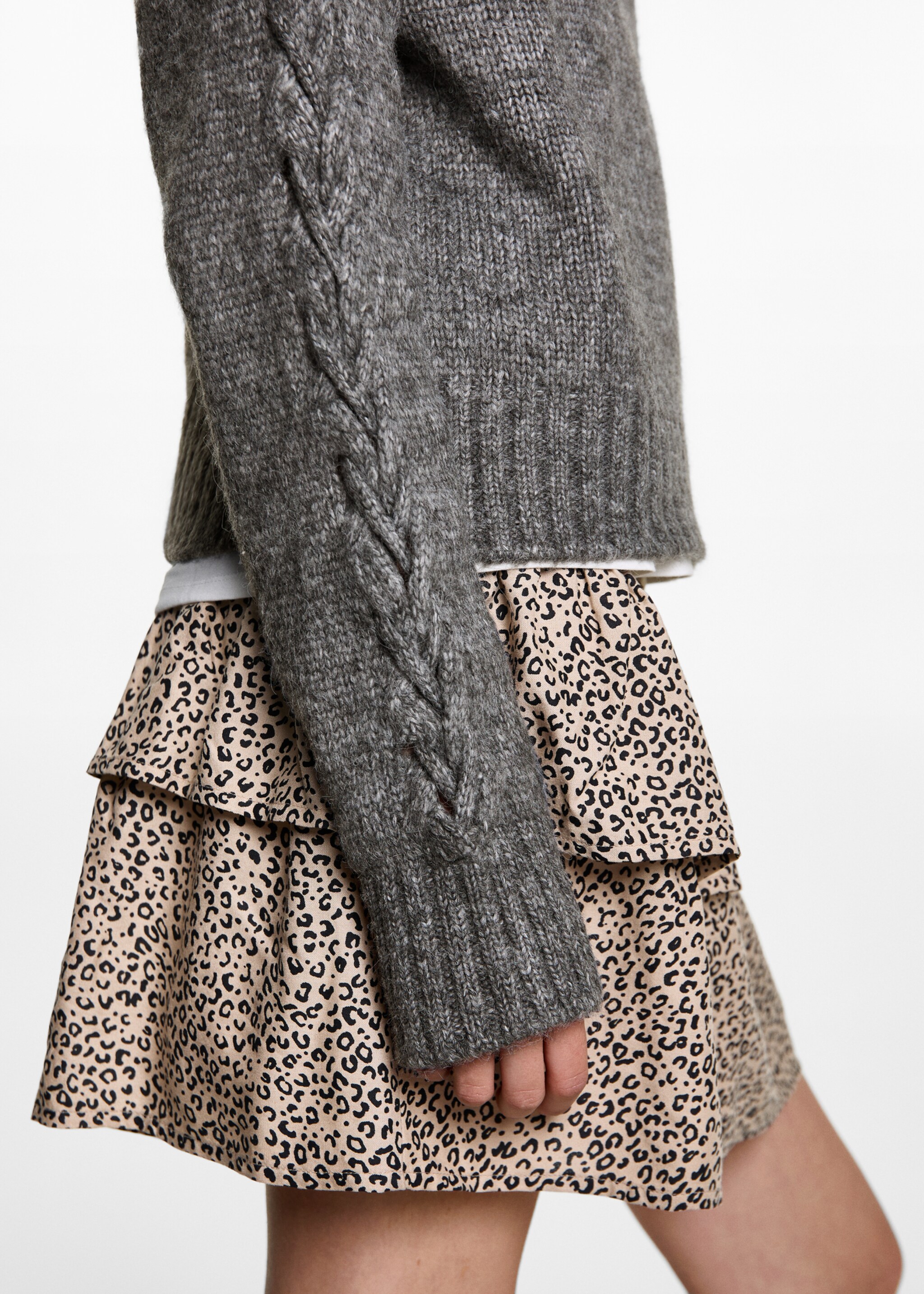 Braided sleeve sweater - Details of the article 6, Grey. Ref: 77045984-00.