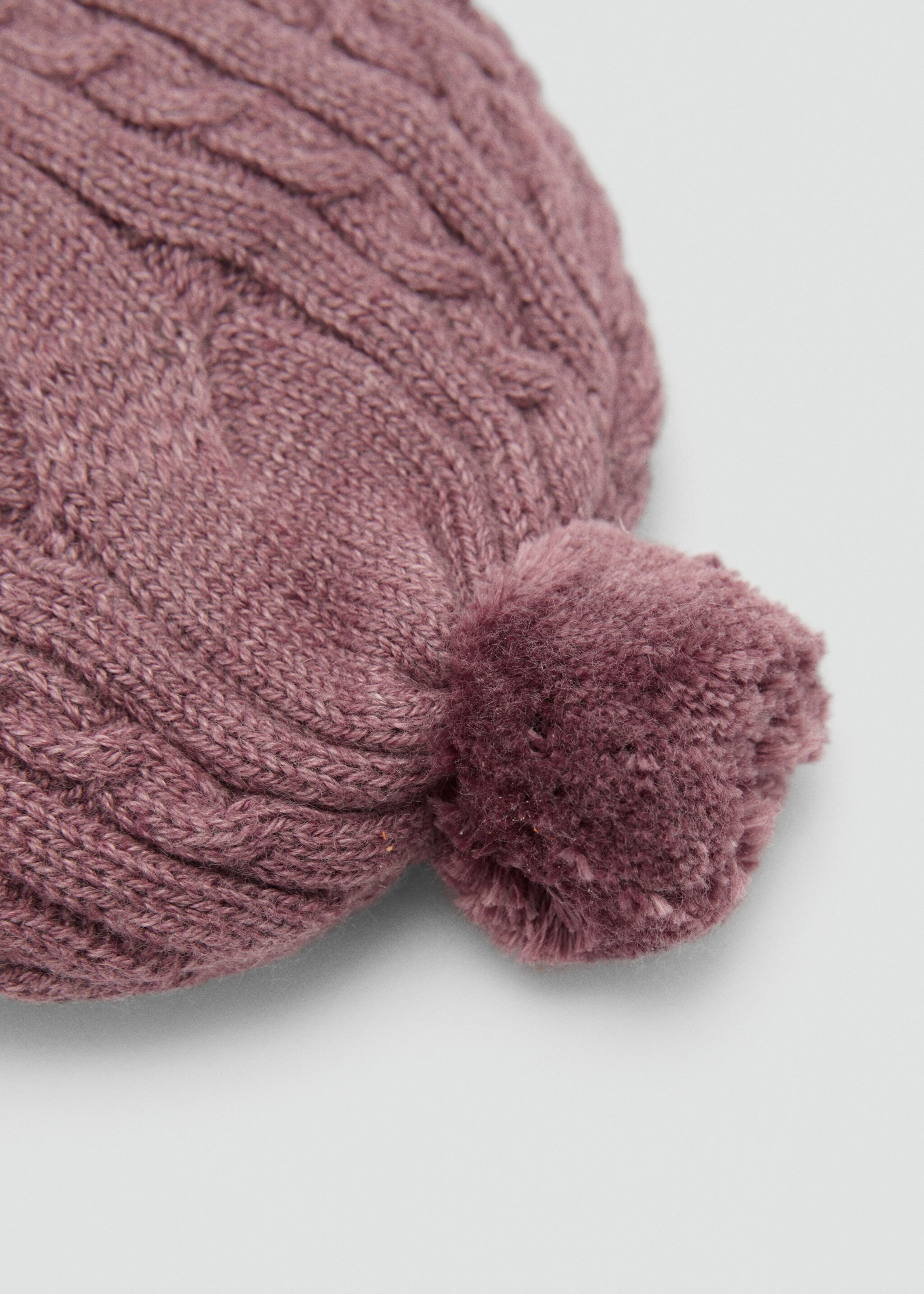 Bonnet maille torsadée pompon - Plan moyen