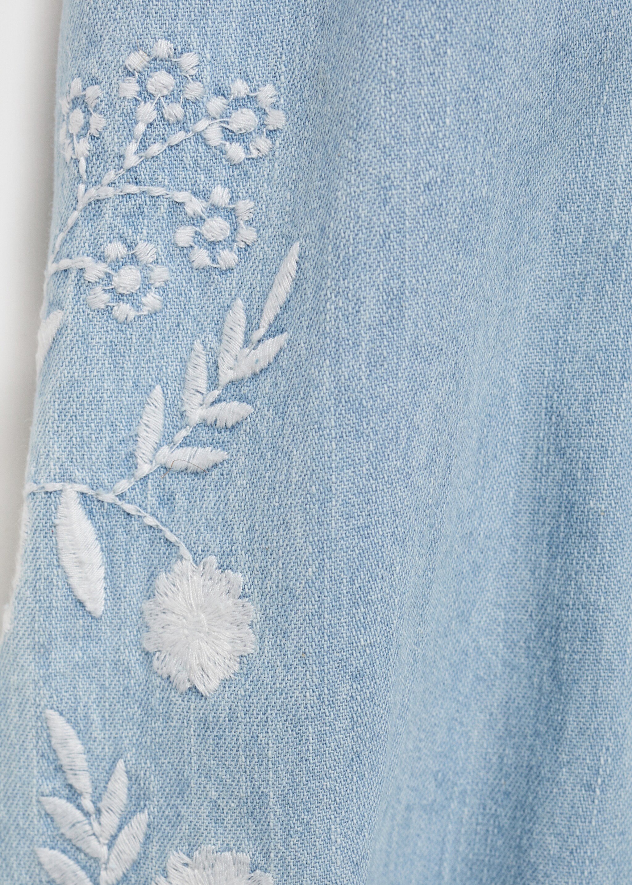 Geborduurde denim blouse - Detail van het artikel 8, Middenblauw. Ref: 77046345-00.