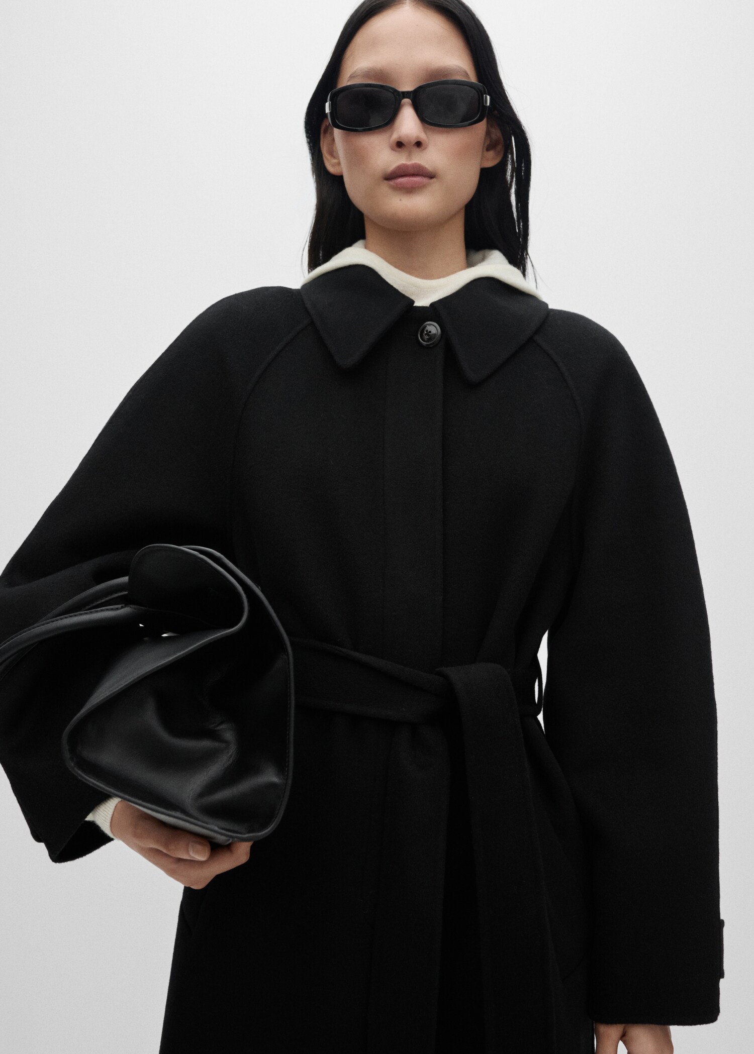 Wełniany płaszcz z paskiem - Plan średni