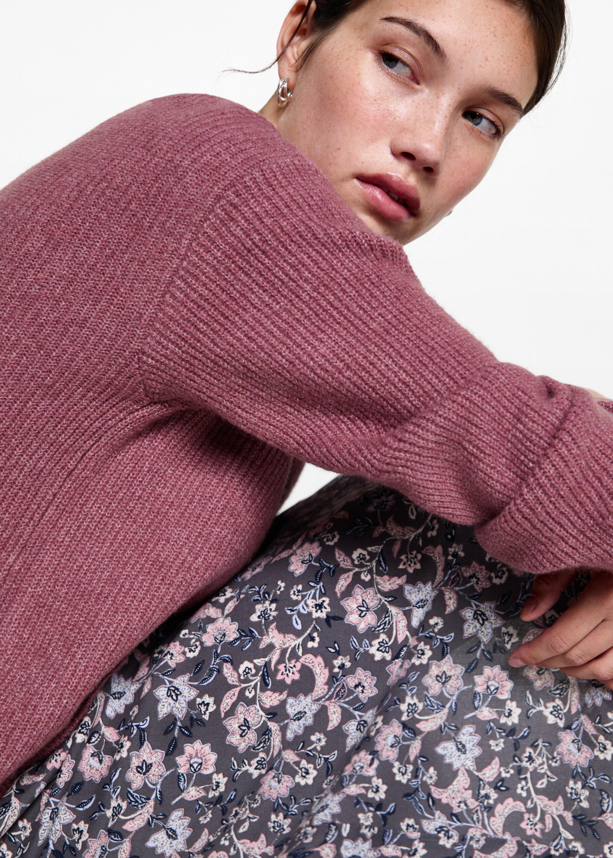 Strickcardigan mit V-Ausschnitt - Detail des Artikels 1, Pastellrosa. Ref: 77046737-00.