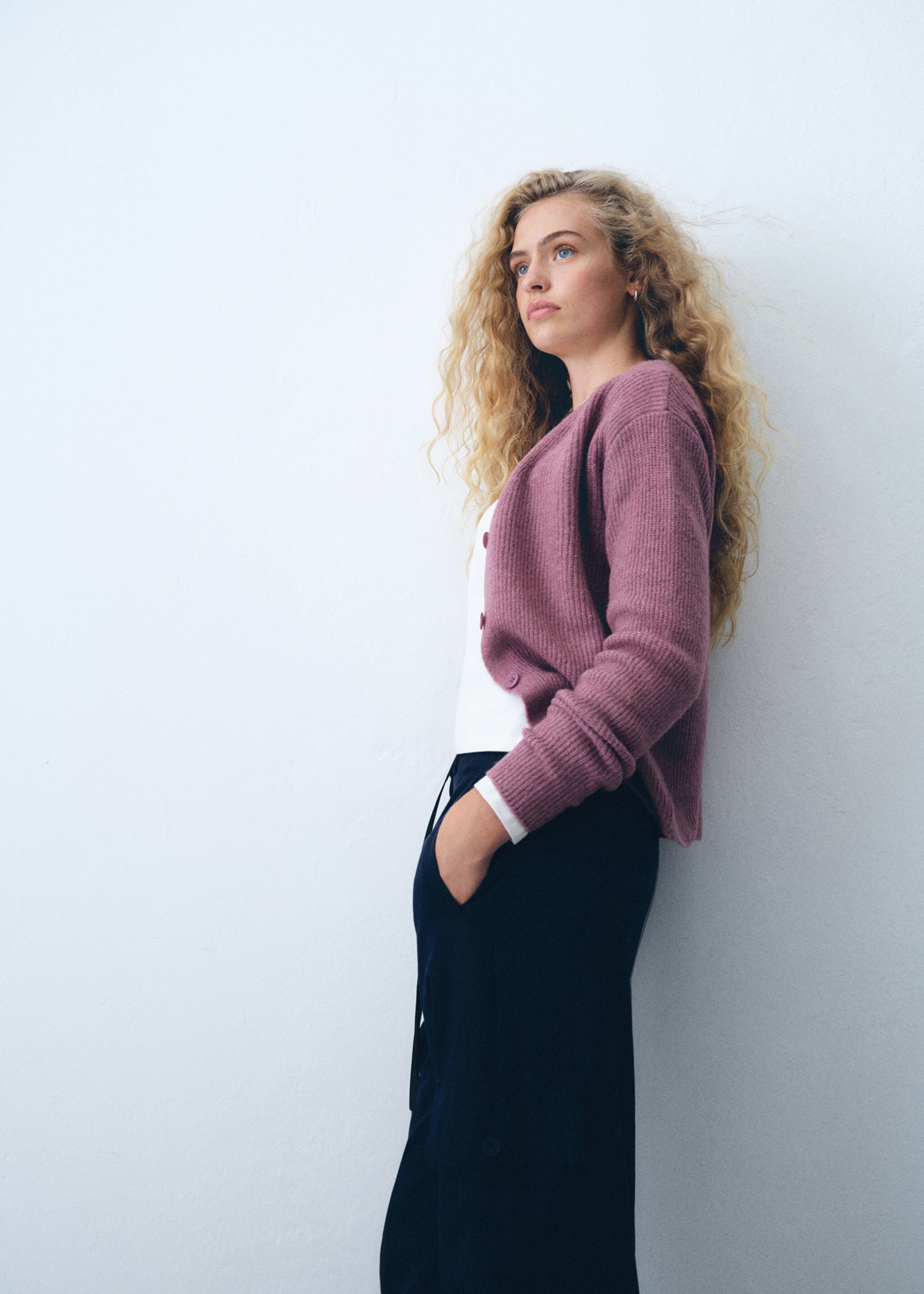 Strickcardigan mit V-Ausschnitt - Detail des Artikels 5, Pastellrosa. Ref: 77046737-00.