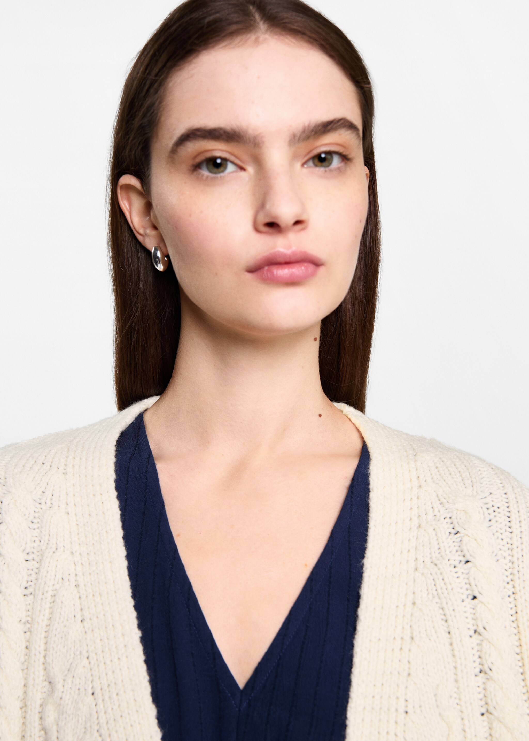 Cable knit cardigan with fringes - Details of the article 1, Ecru. Ref: 77046746-00.