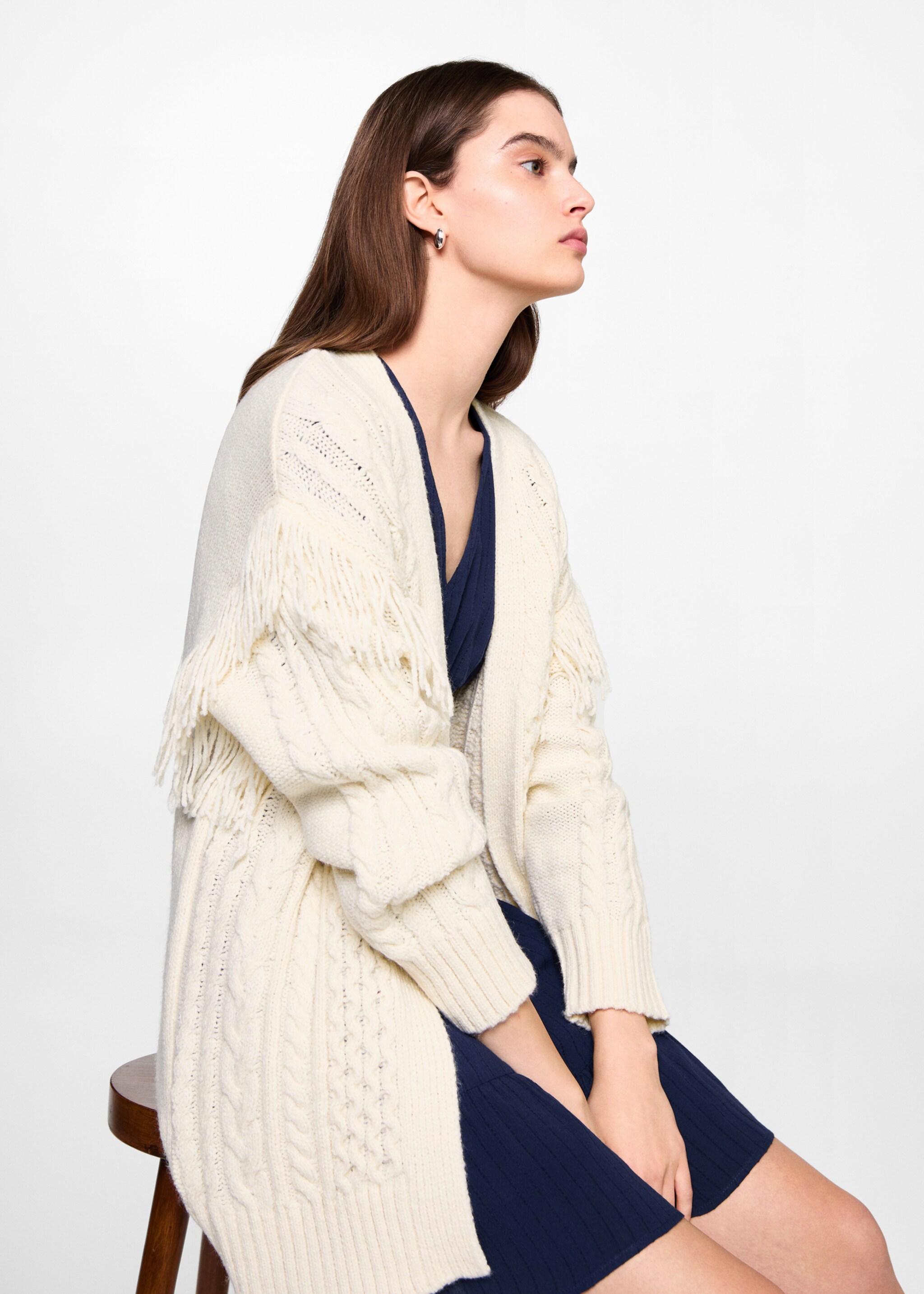 Cable knit cardigan with fringes - Details of the article 2, Ecru. Ref: 77046746-00.