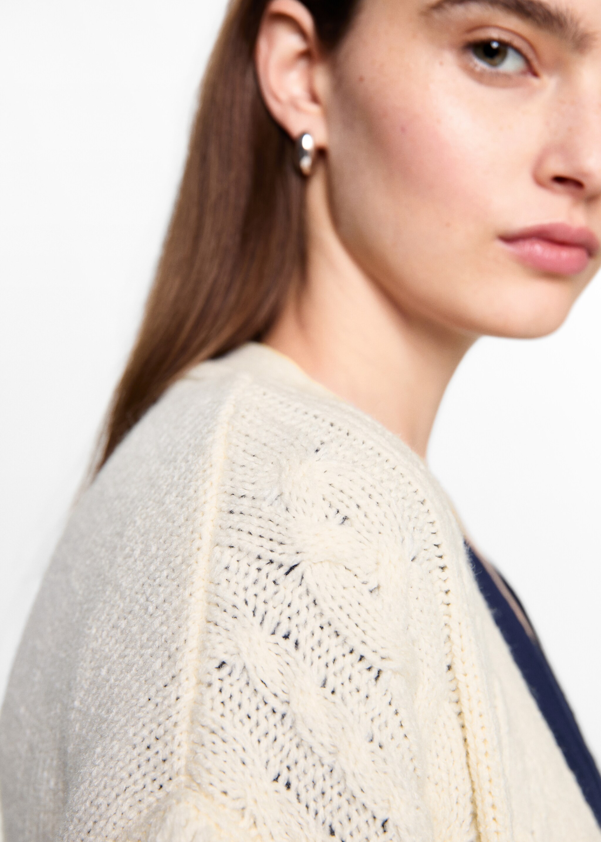 Cable knit cardigan with fringes - Details of the article 6, Ecru. Ref: 77046746-00.