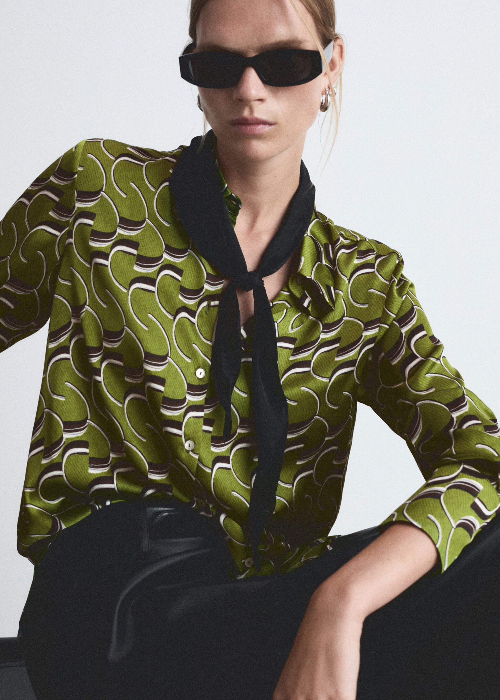 Satin print shirt - Details of the article 2, Green. Ref: 77046751-00.