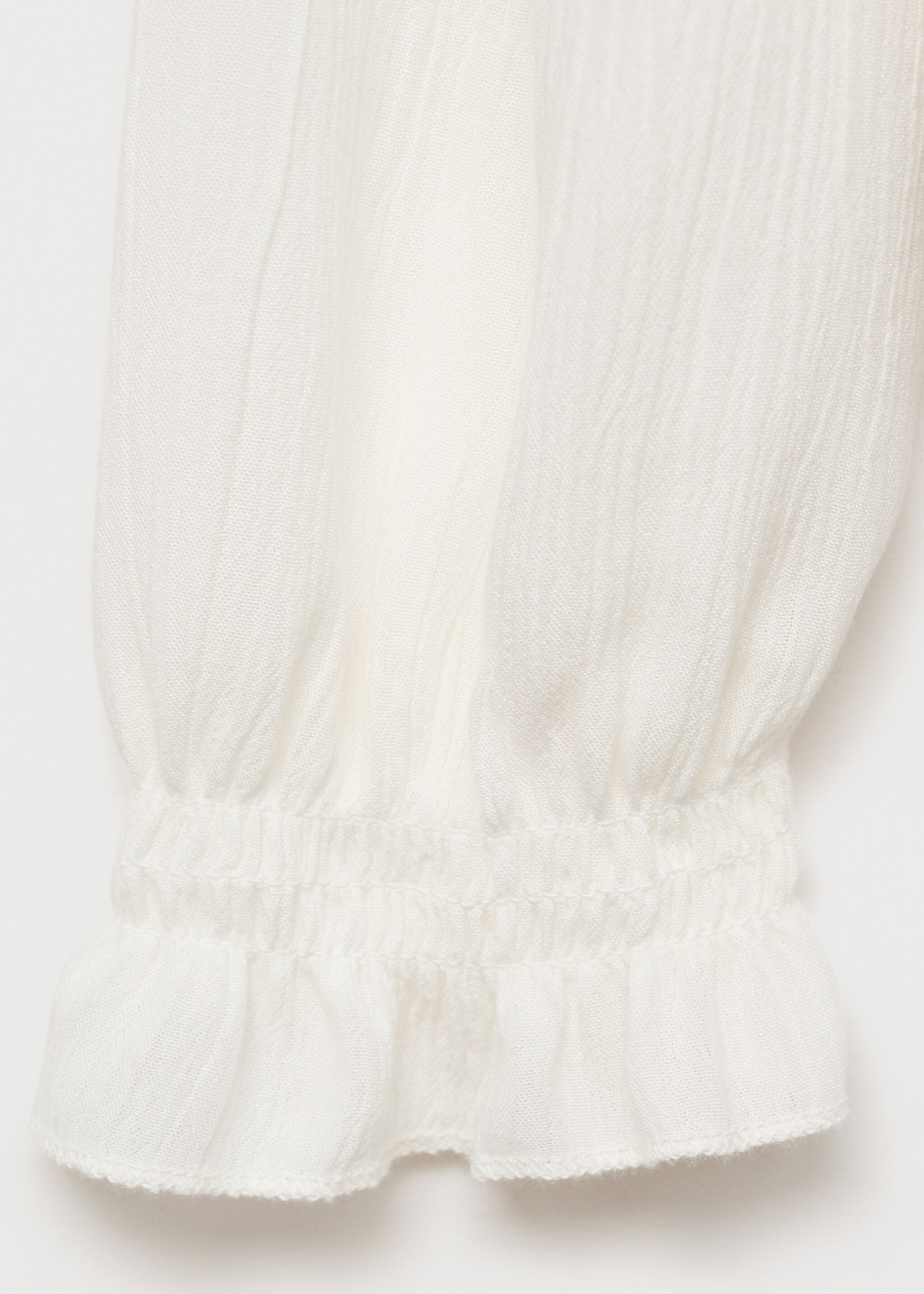 Fließende Bluse mit Raff-Details - Detail des Artikels 0, Cremeweiß. Ref: 77047672-00.