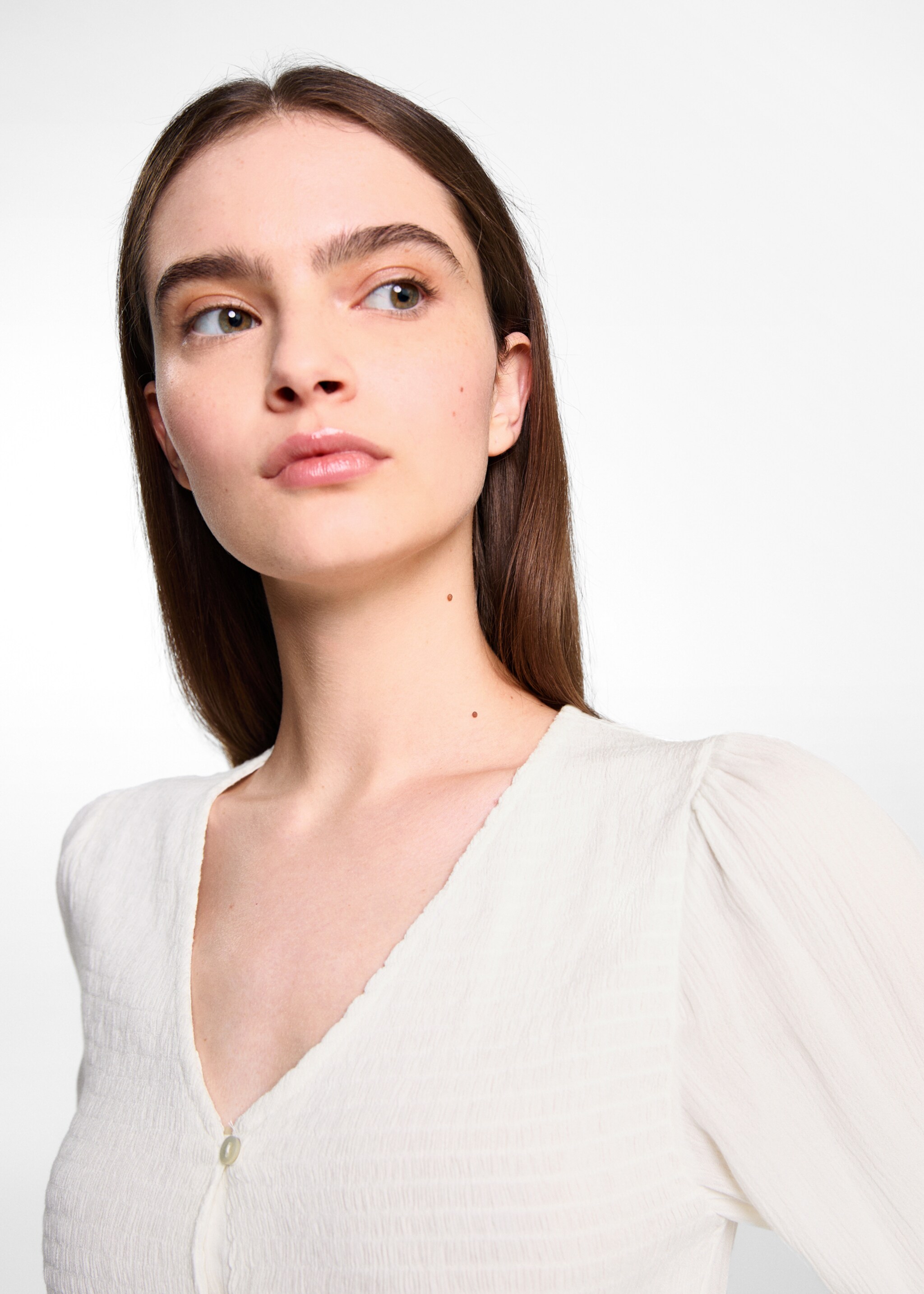 Fließende Bluse mit Raff-Details - Detail des Artikels 1, Cremeweiß. Ref: 77047672-00.