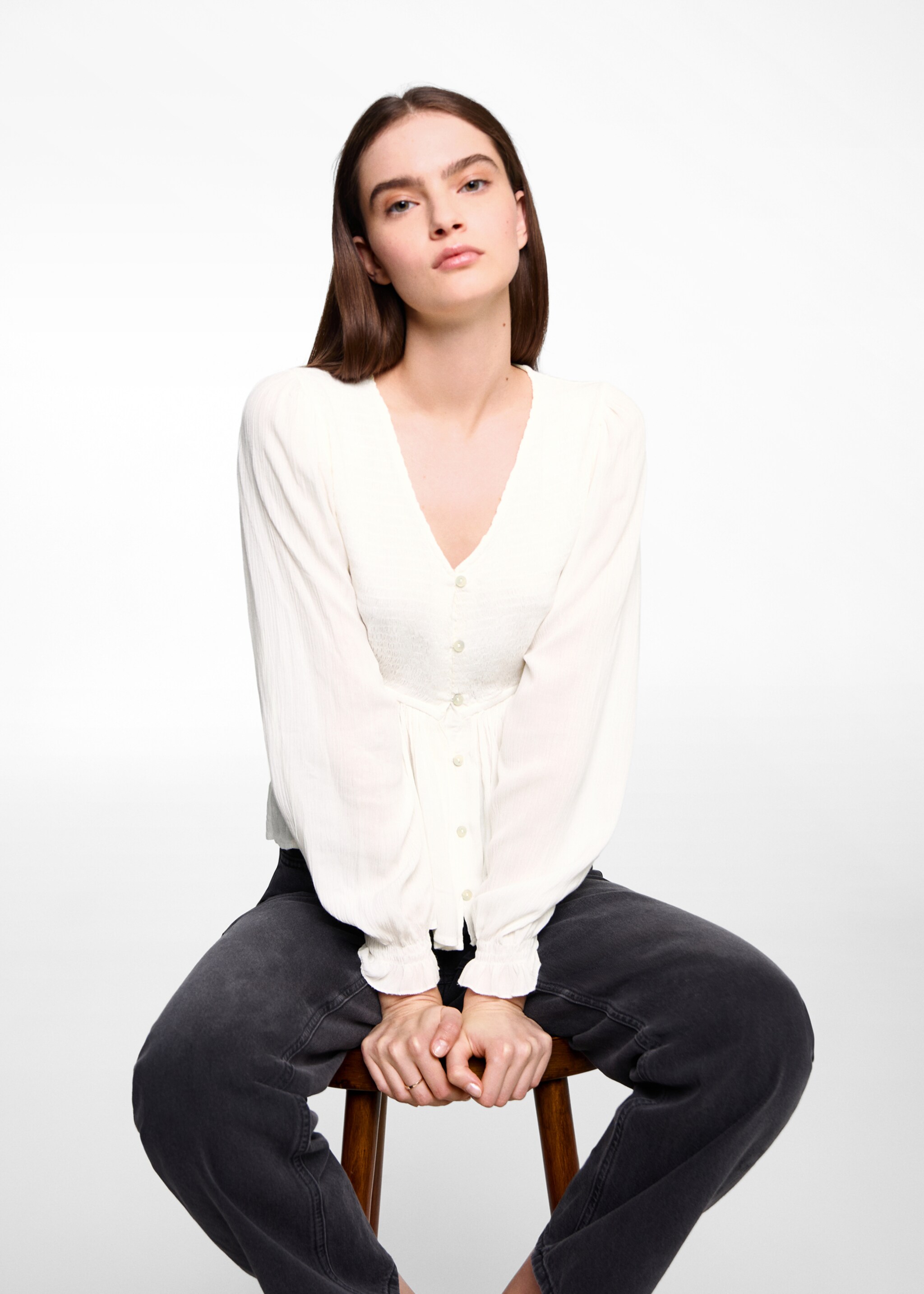 Fließende Bluse mit Raff-Details - Detail des Artikels 2, Cremeweiß. Ref: 77047672-00.