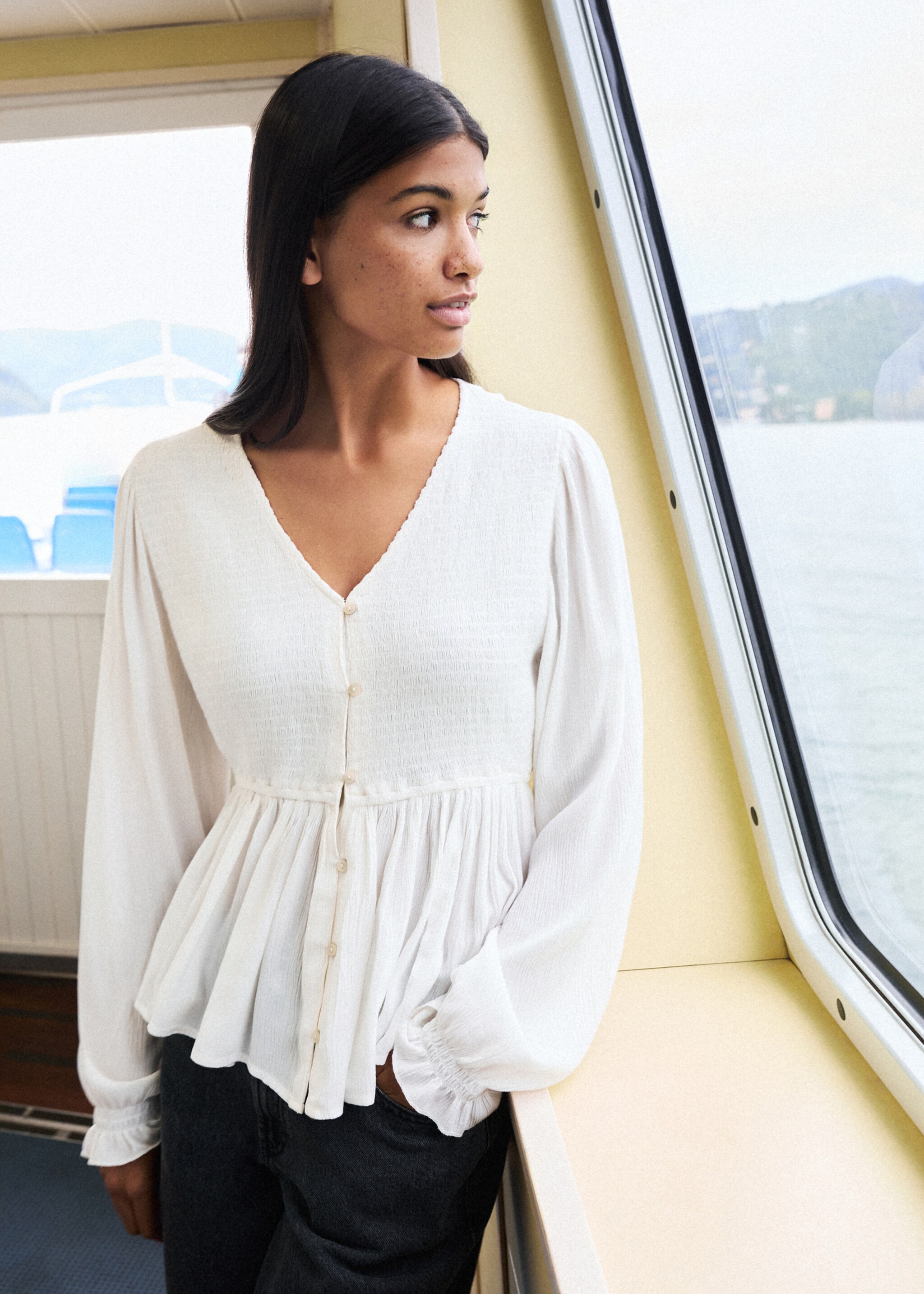 Fließende Bluse mit Raff-Details - Detail des Artikels 5, Cremeweiß. Ref: 77047672-00.