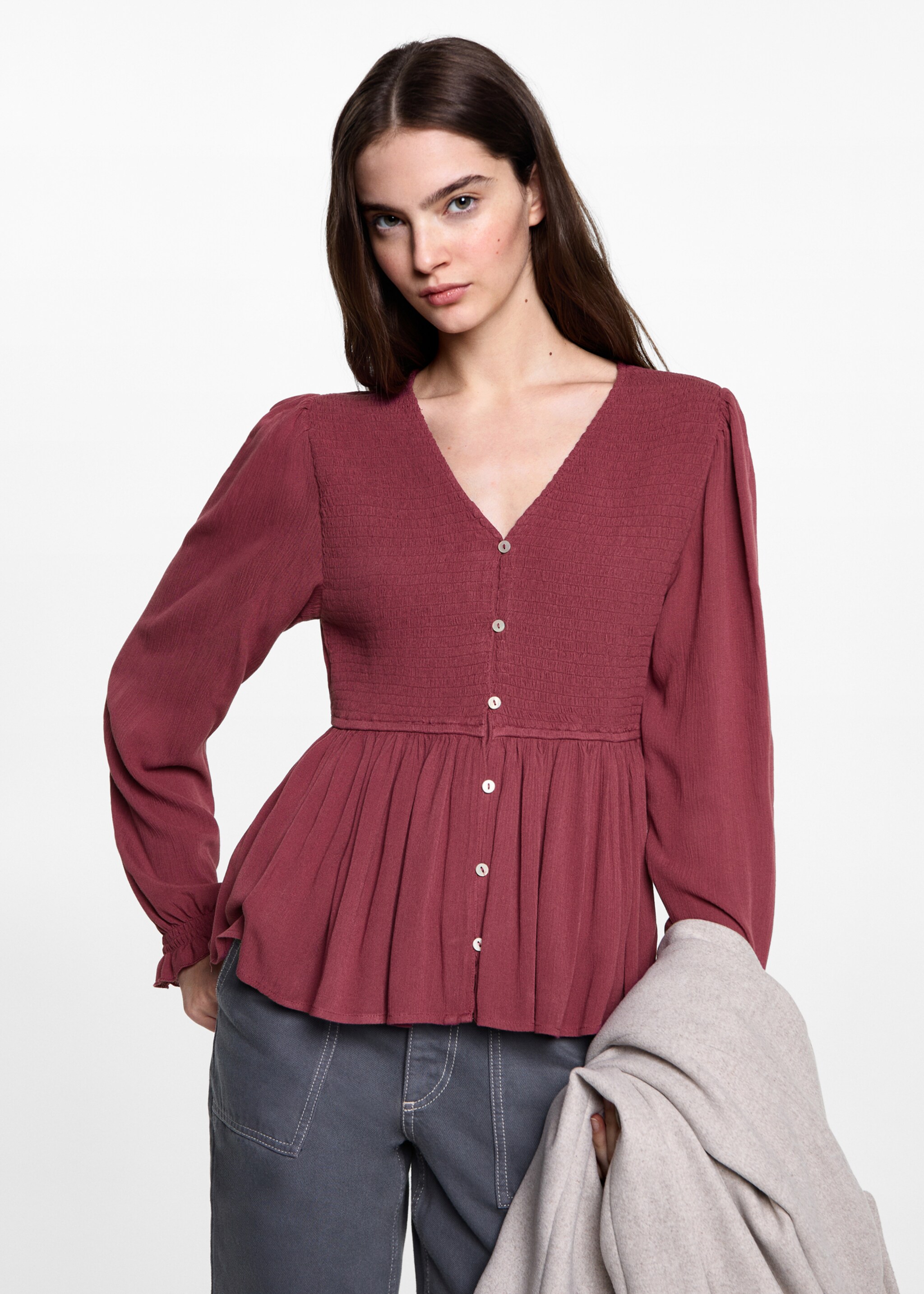 Fließende Bluse mit Raff-Details - Mittlere Ansicht, Weinrot. Ref: 77047672-00.