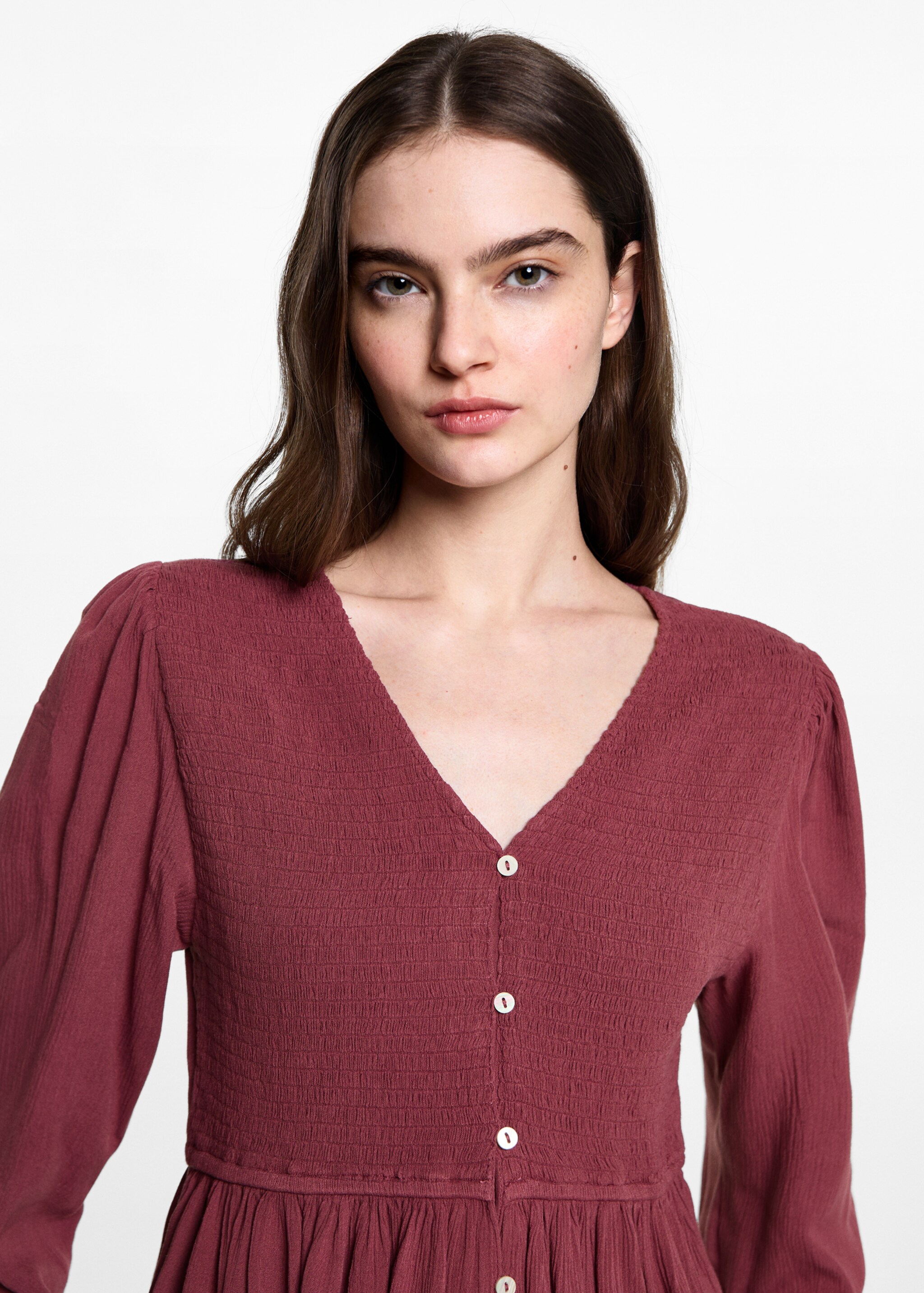 Fließende Bluse mit Raff-Details - Detail des Artikels 1, Weinrot. Ref: 77047672-00.