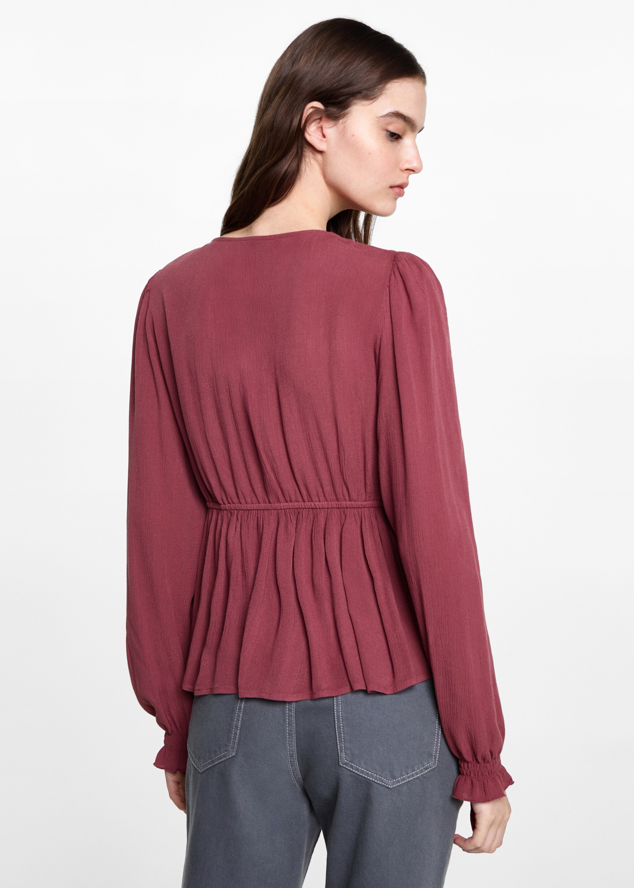 Fließende Bluse mit Raff-Details - Rückseite des Artikels, Weinrot. Ref: 77047672-00.
