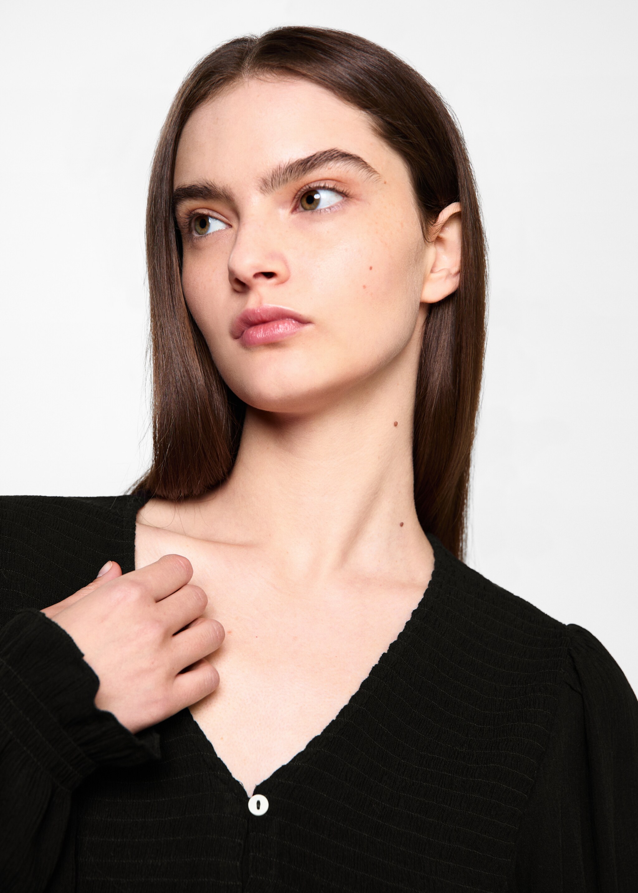 Fließende Bluse mit Raff-Details - Detail des Artikels 1, Schwarz. Ref: 77047672-00.