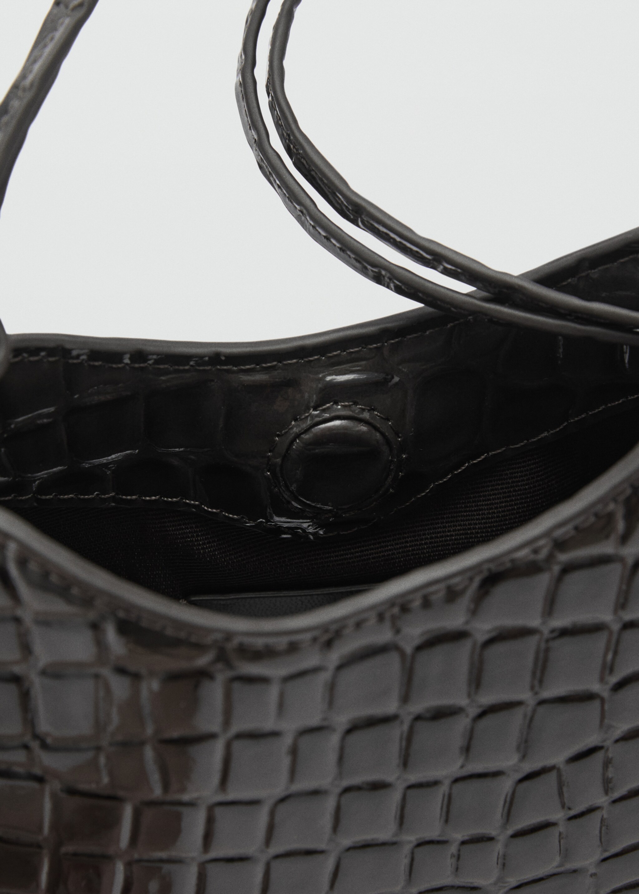 Tasche mit Kroko-Prägung und Lackledereffekt - Detail des Artikels 3, Grau. Ref: 77047675-00.