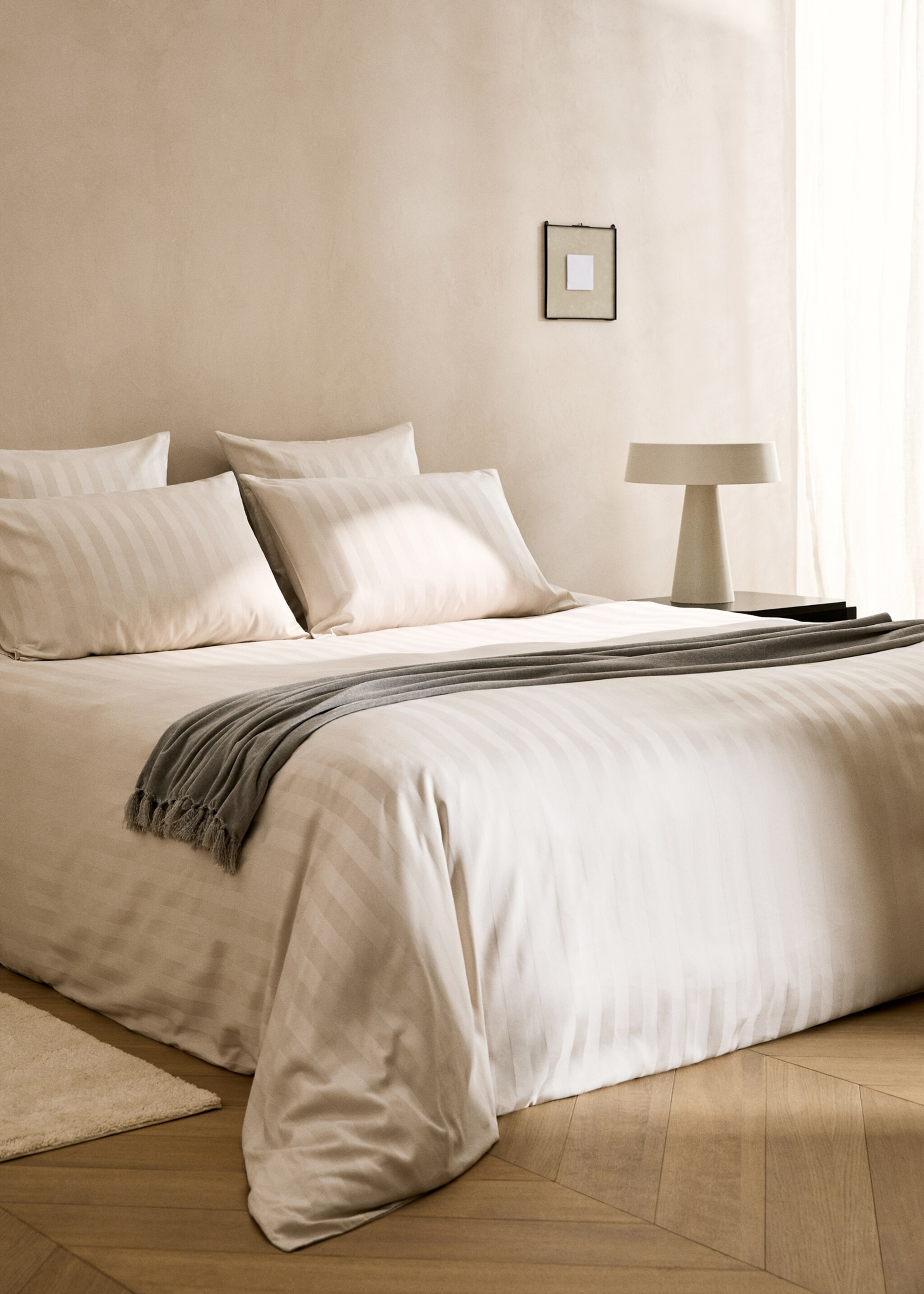 Satin cotton jacquard striped duvet cover King bed - Details of the article 8, Beige. Ref: 77047680-00.