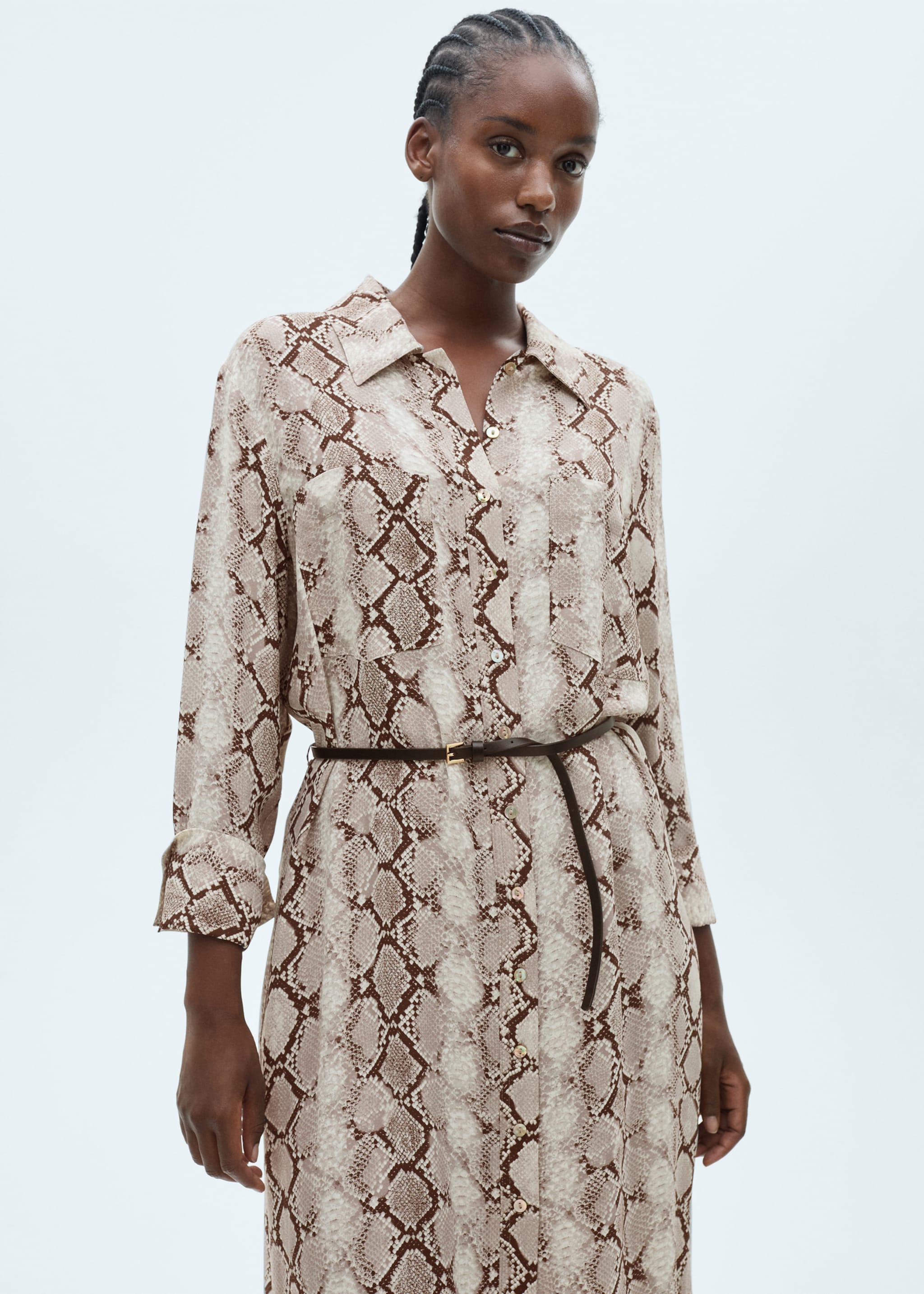 Hemdkleid mit Schlangenmuster - Detail des Artikels 5, Braun. Ref: 77047686-00.