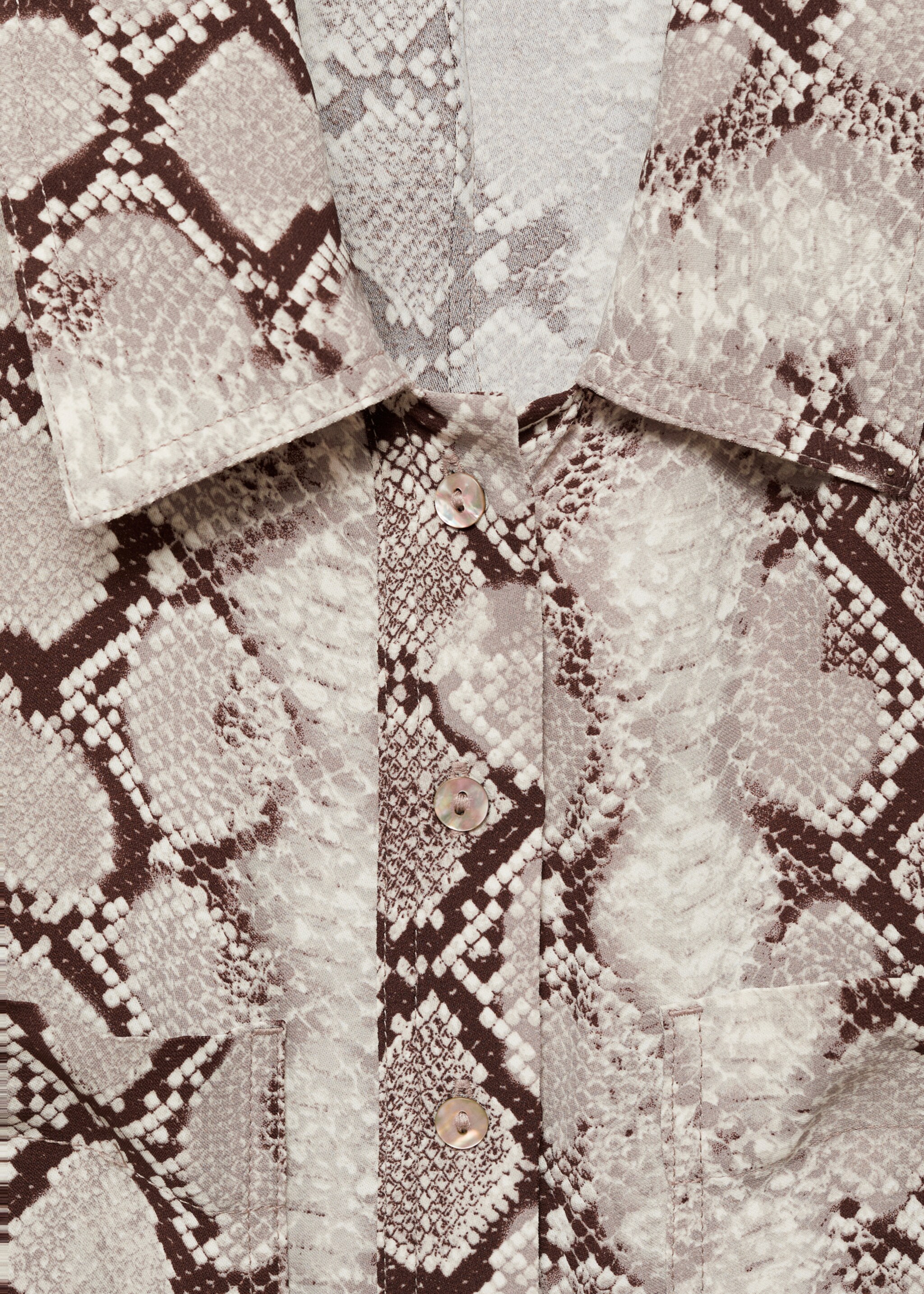 Hemdkleid mit Schlangenmuster - Detail des Artikels 8, Braun. Ref: 77047686-00.