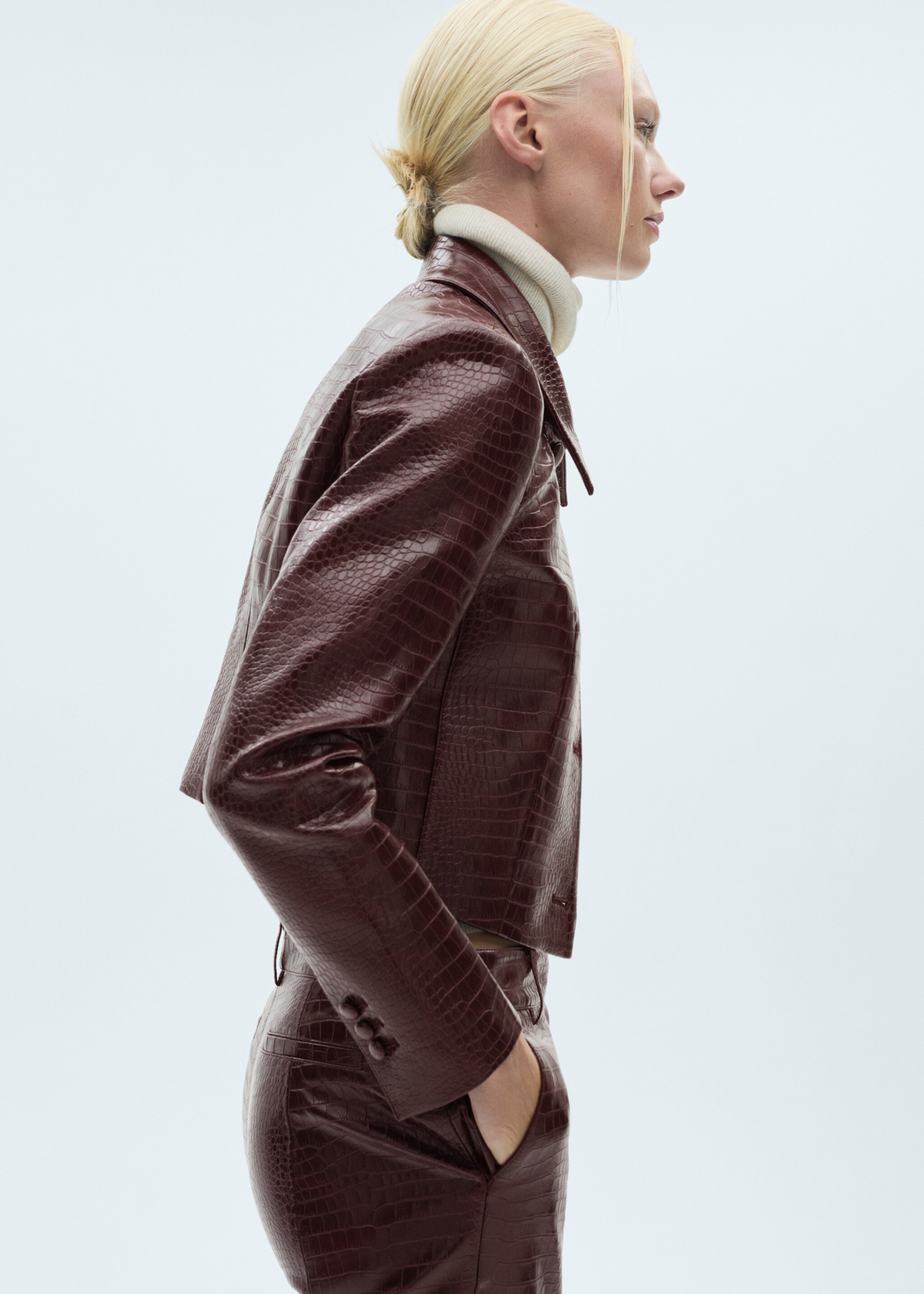 Crocodrile-effect cropped jacket - Details of the article 6, Burgundy. Ref: 77047692-00.
