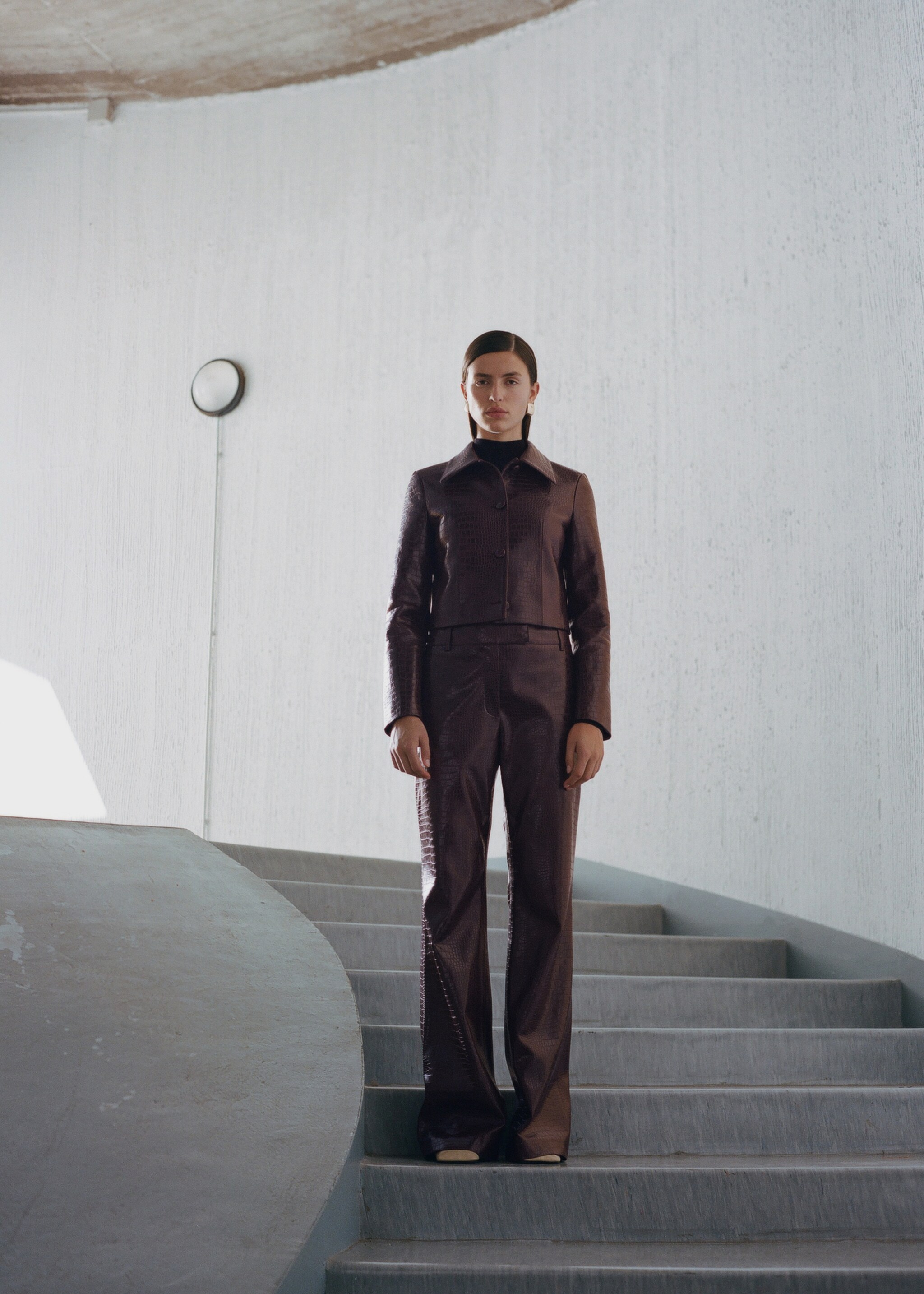 Crocodrile-effect cropped jacket - Details of the article 7, Burgundy. Ref: 77047692-00.