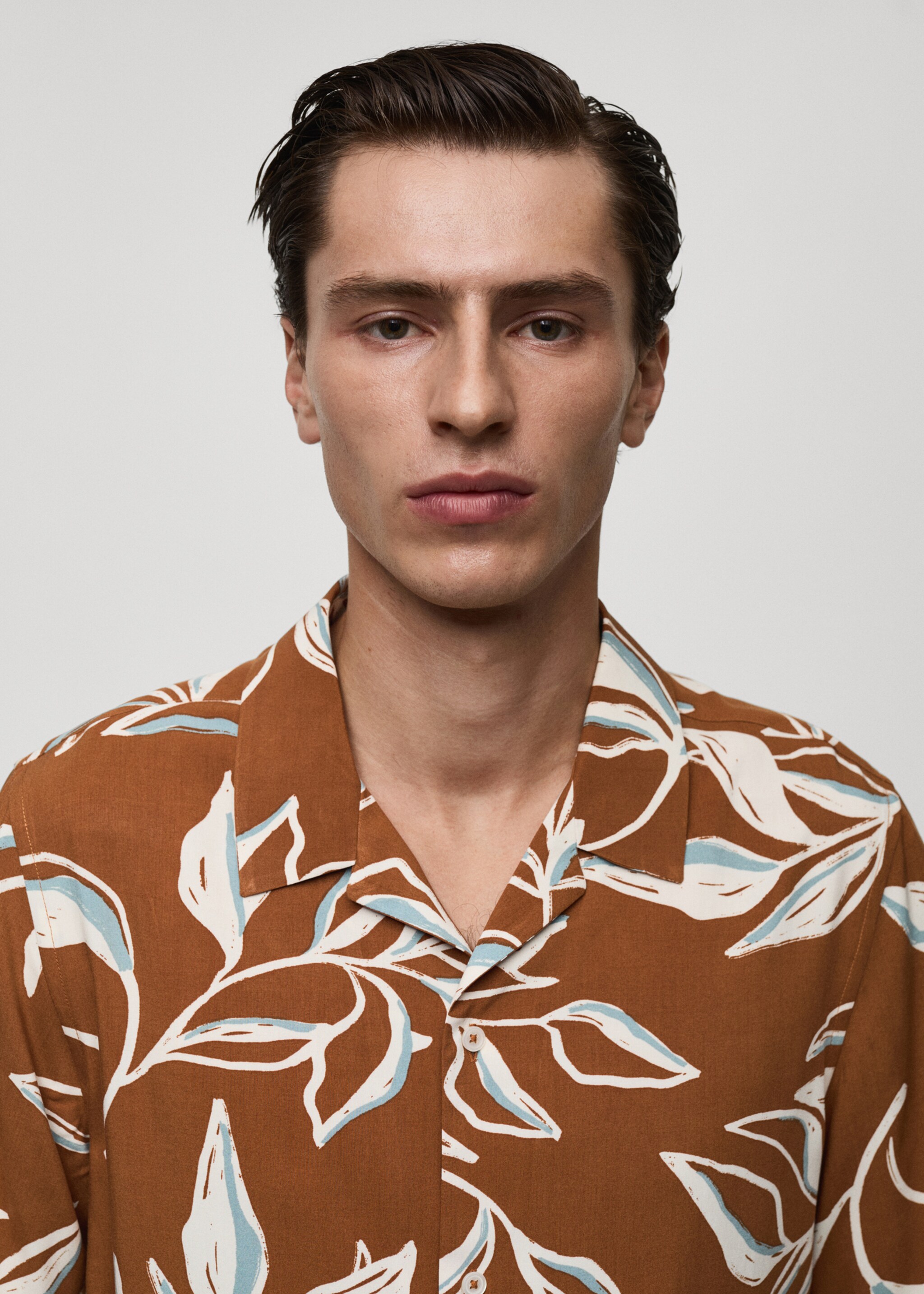 Camisa regular fit com estampado havaiano - Pormenor do artigo 1, Castanho. Ref: 77047702-00.