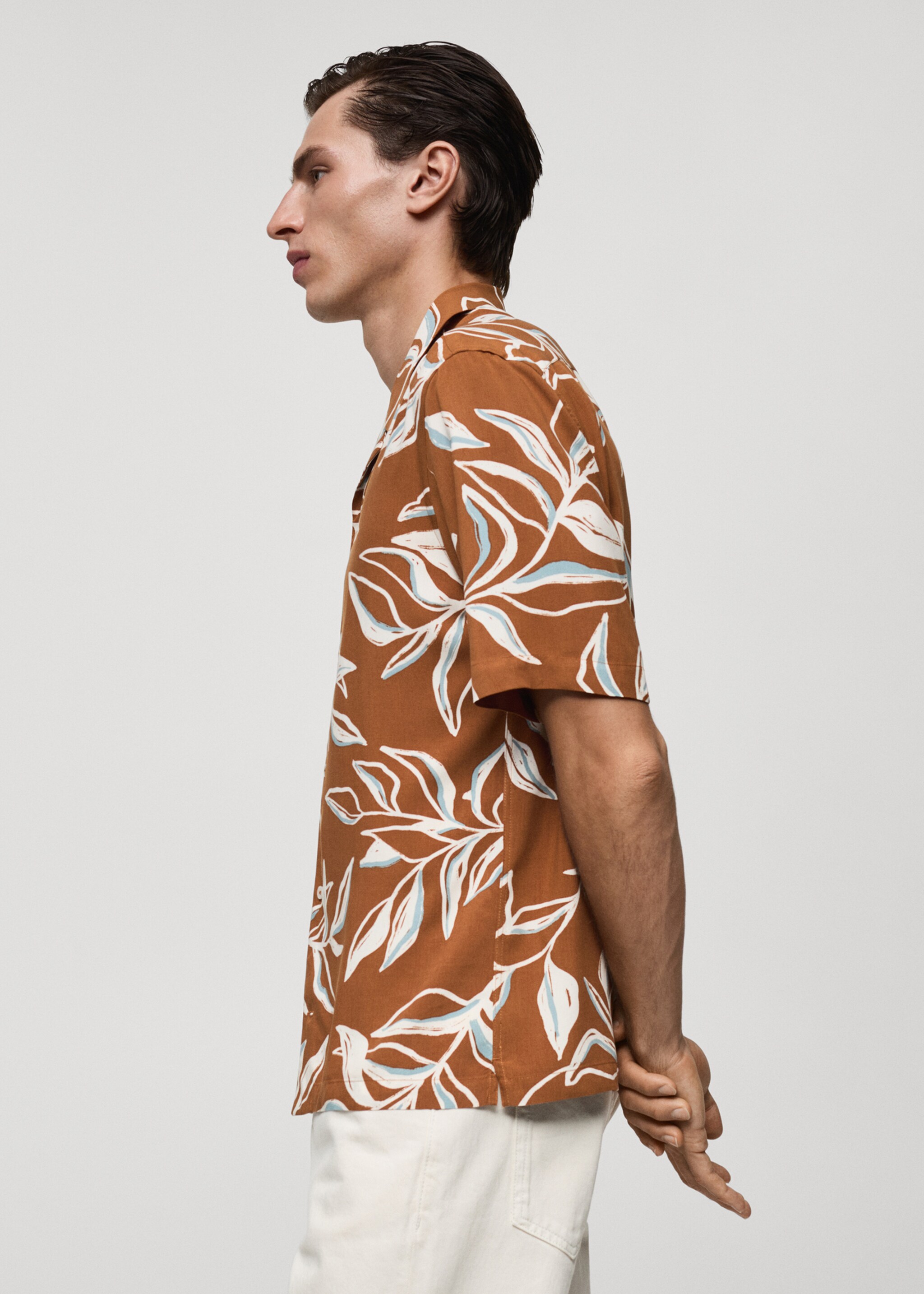 Camisa regular fit com estampado havaiano - Pormenor do artigo 2, Castanho. Ref: 77047702-00.