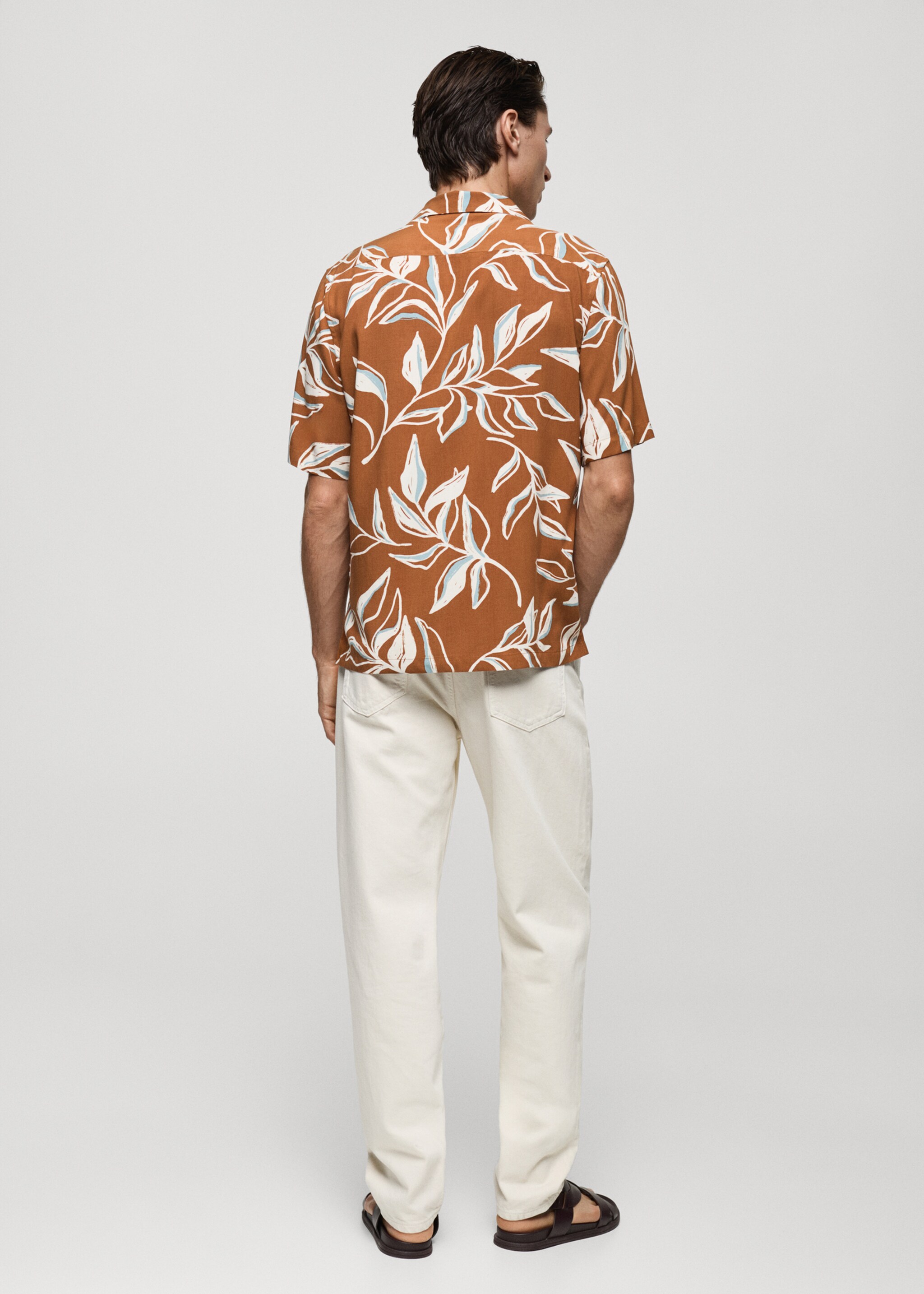 Camisa regular fit com estampado havaiano - Verso do artigo, Castanho. Ref: 77047702-00.