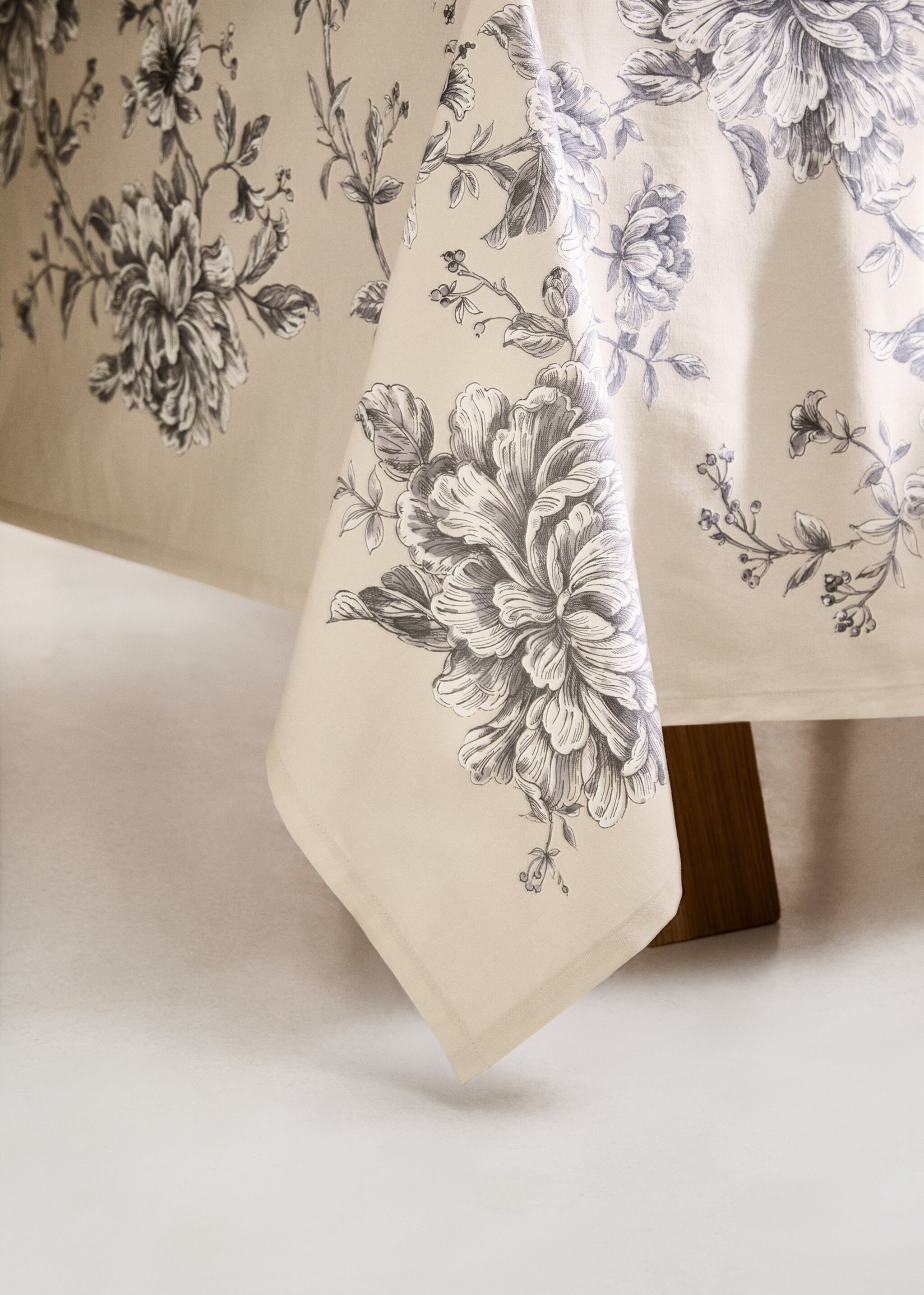 Cotton tablecloth with floral design for 2 to 4 diners - Details of the article 7, Sand. Ref: 77047706-00.