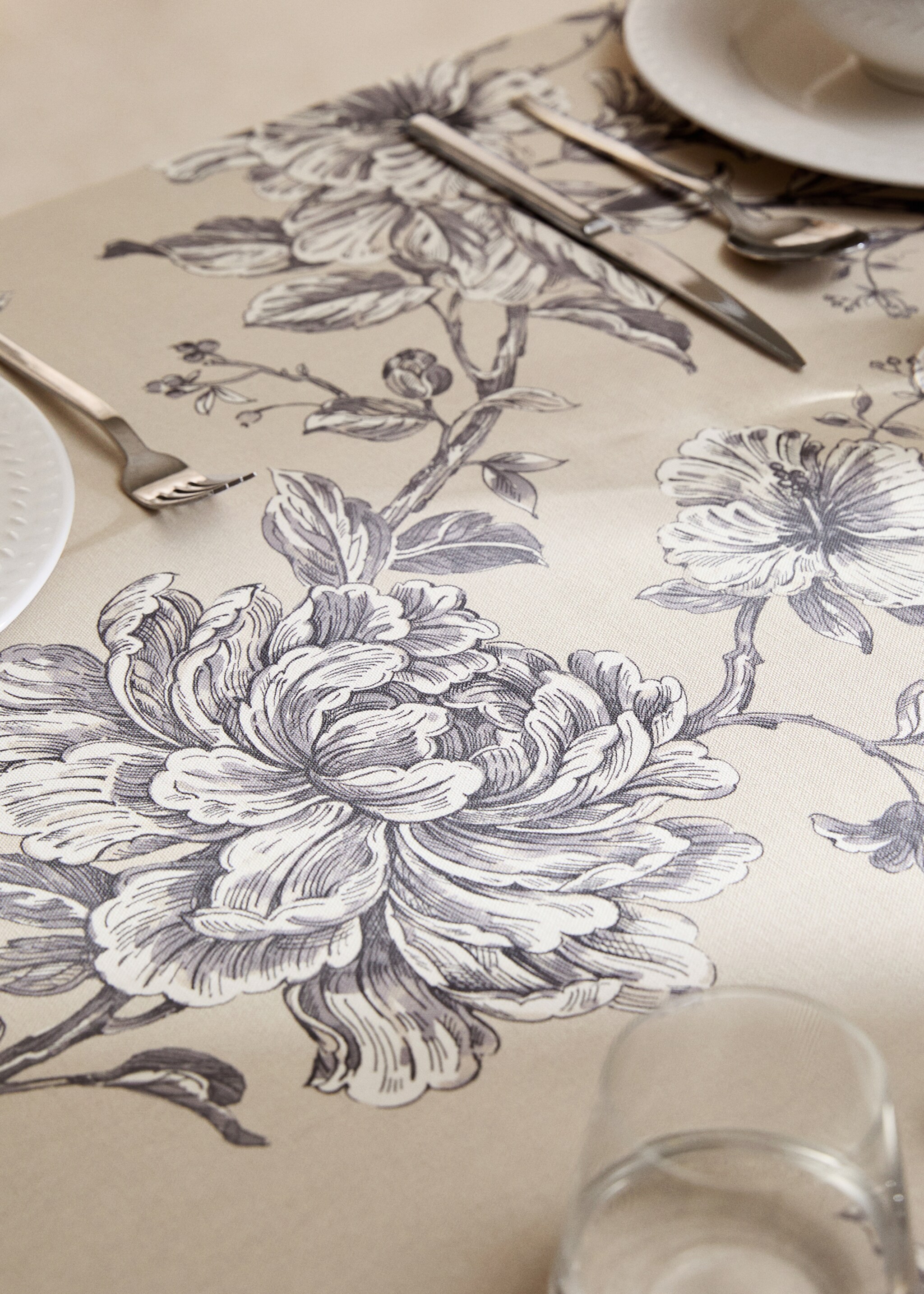 Cotton tablecloth with floral design for 2 to 4 diners - Details of the article 8, Sand. Ref: 77047706-00.