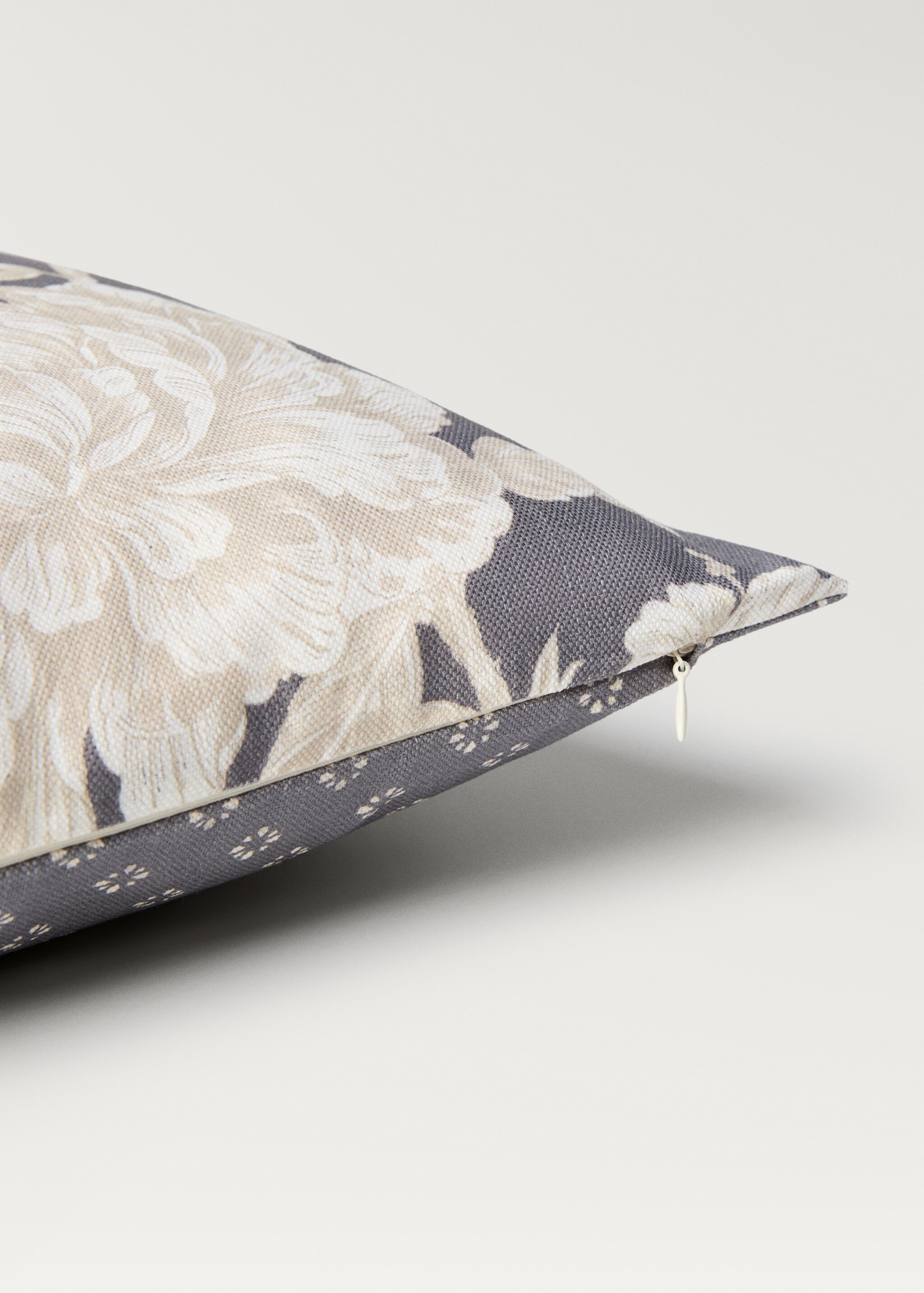 Kissenhülle mit Blumendesign - Detail des Artikels 1, Blau. Ref: 77047707-00.