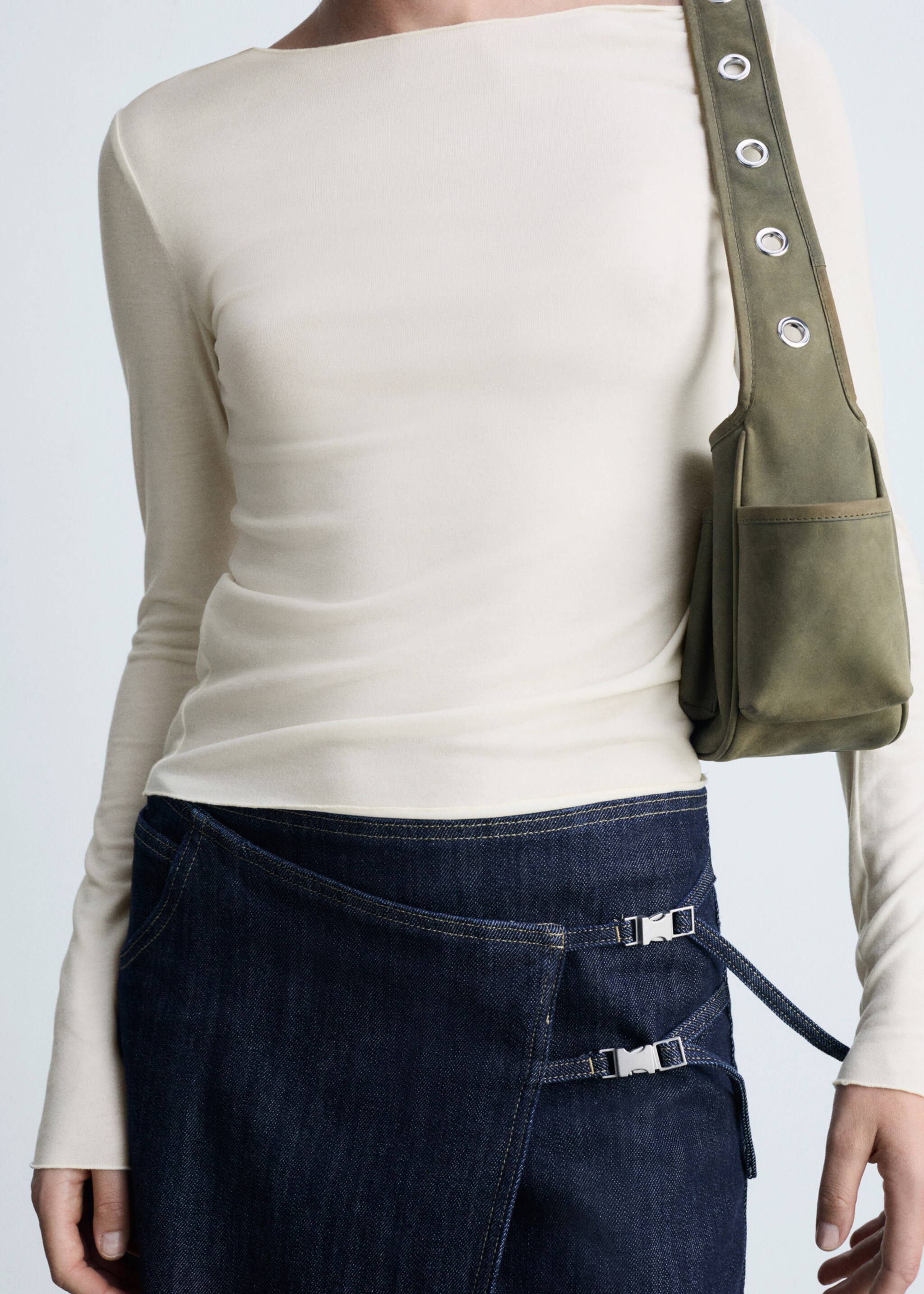 T-shirt met lange mouwen en boothals - Detail van het artikel 6, Gebroken wit. Ref: 77047717-00.