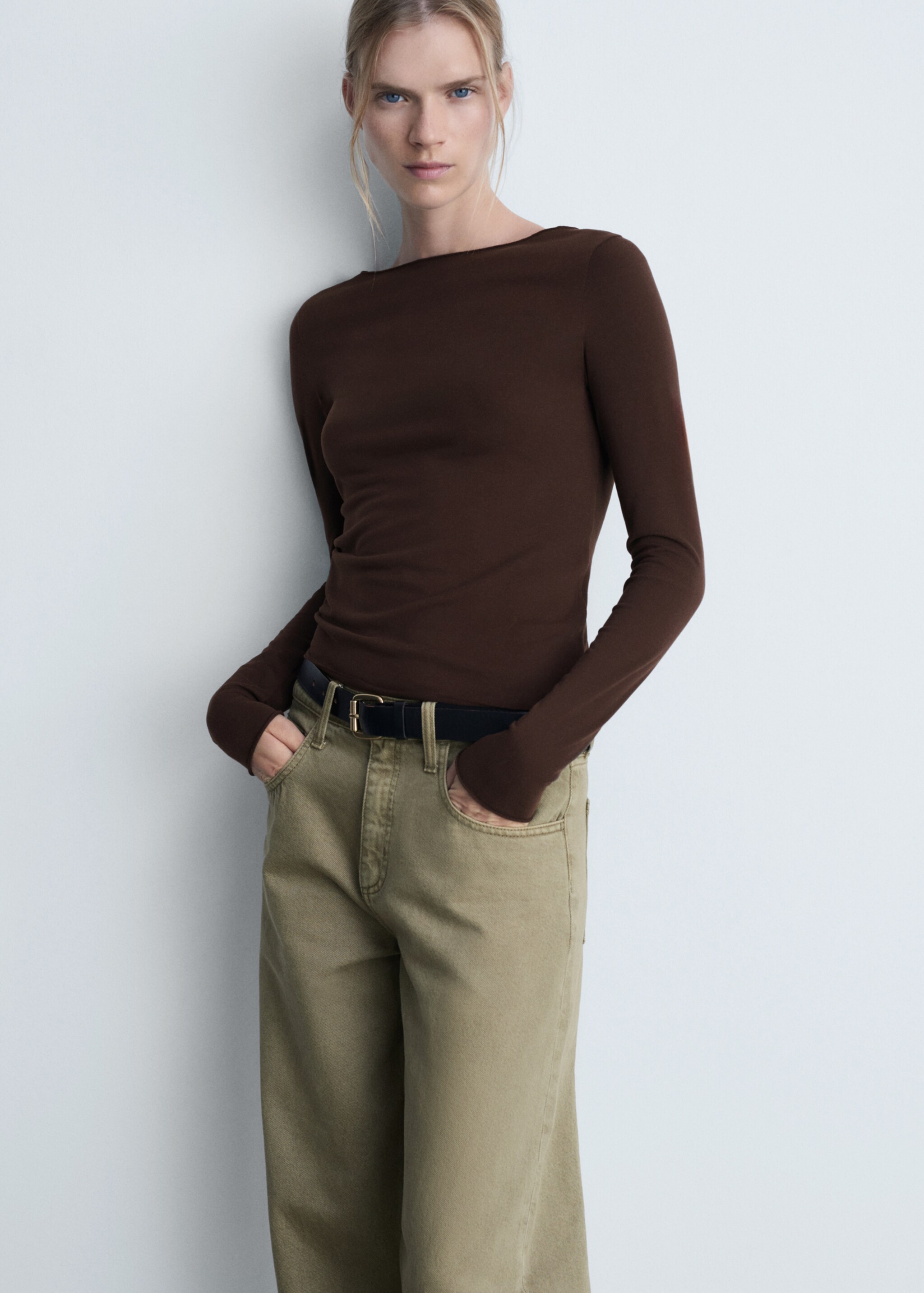 T-shirt col bateau manches longues - Plan moyen, Chocolat. Ref: 77047717-00.