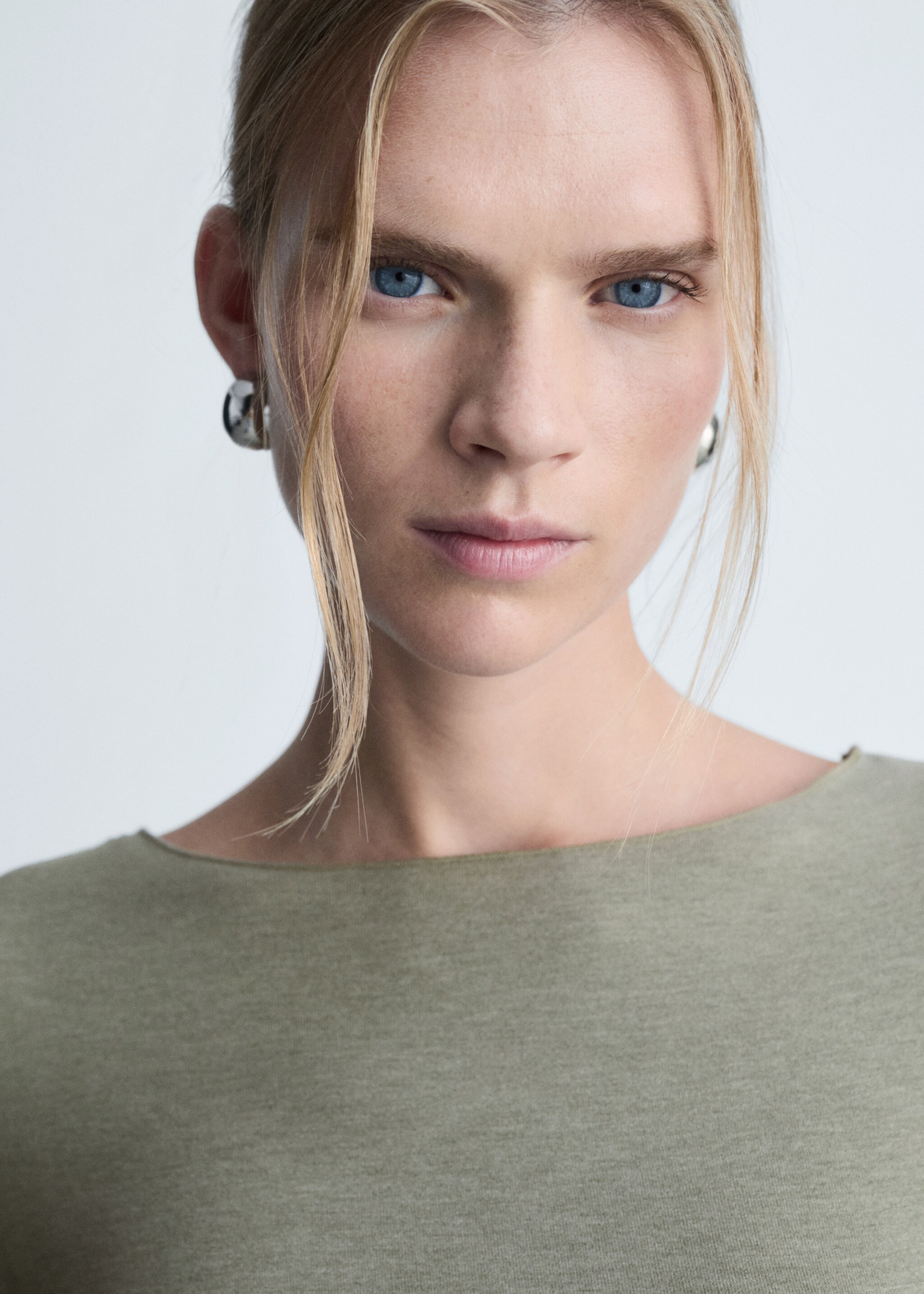T-shirt met lange mouwen en boothals - Detail van het artikel 1, Kaki. Ref: 77047717-00.