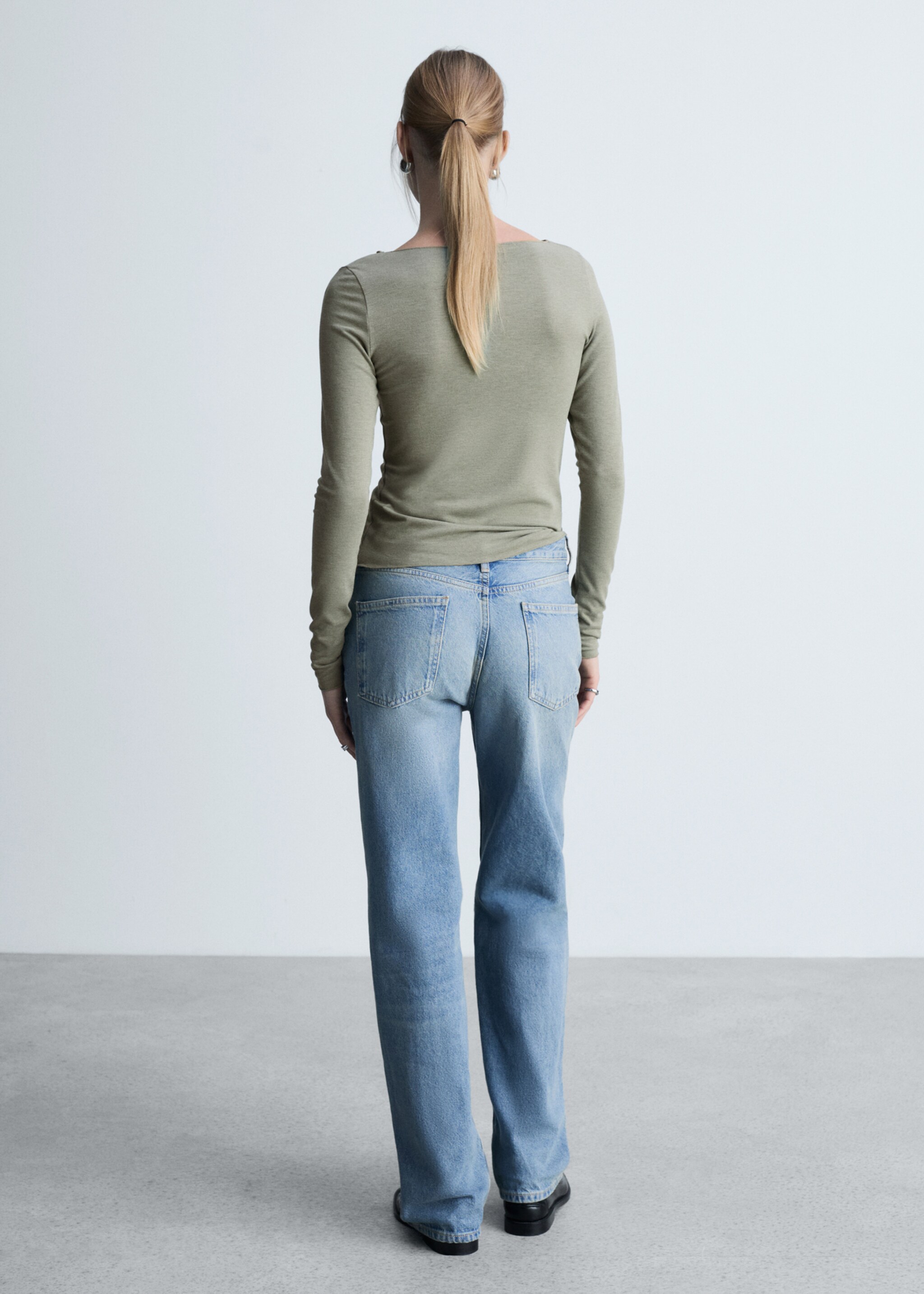 T-shirt met lange mouwen en boothals - Achterkant van het artikel, Kaki. Ref: 77047717-00.