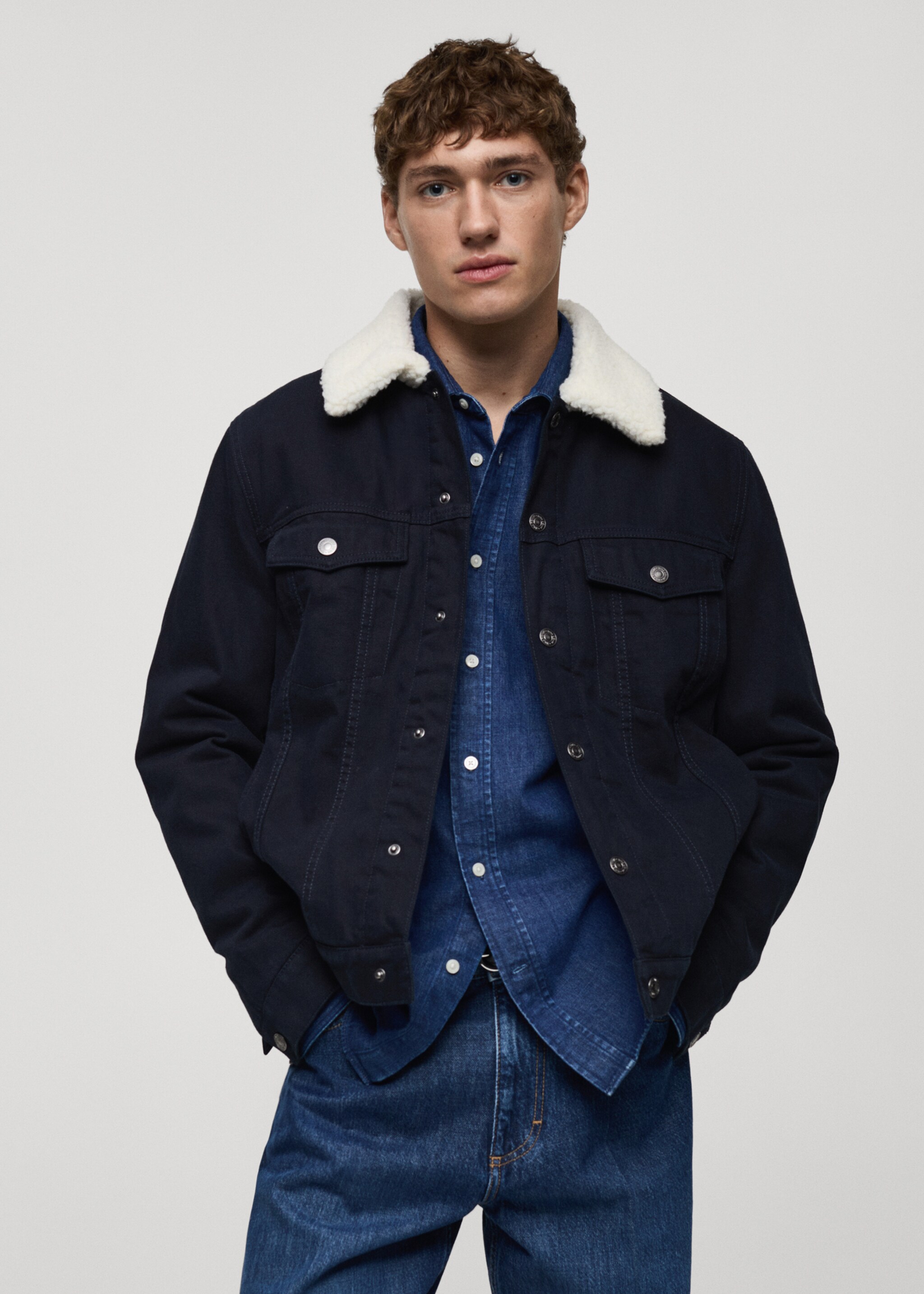 Blouson en jean col imitation mouton retourné - Plan moyen, Bleu marine foncé. Ref: 77047915-00.