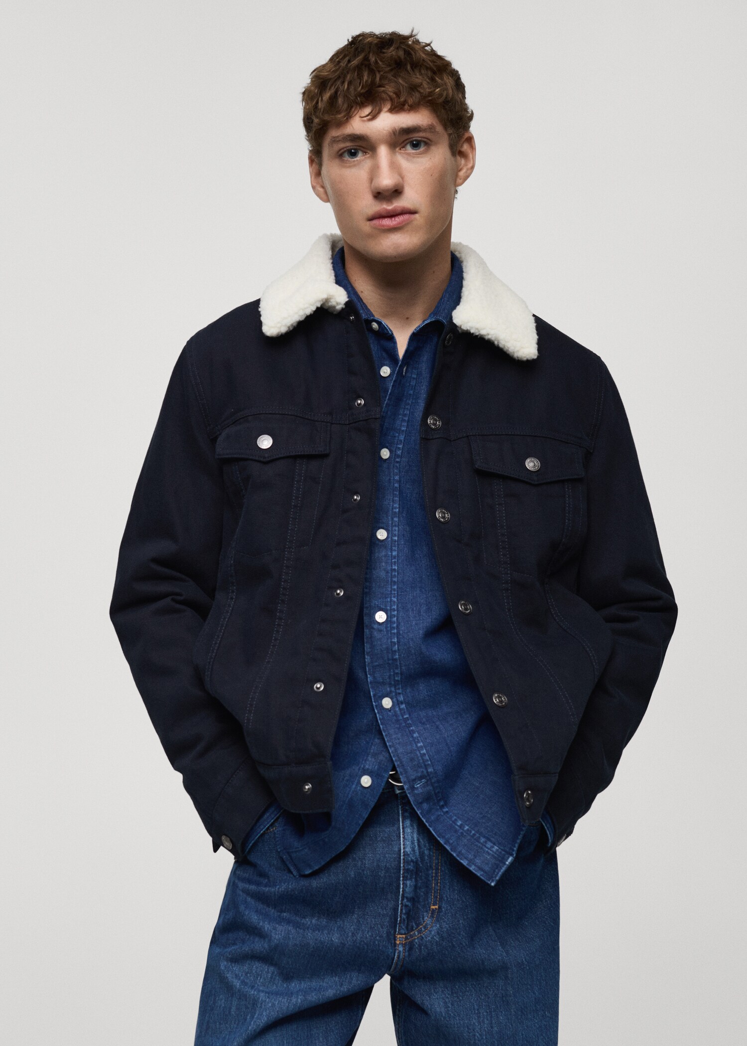 Jeansjacke mit Kunstshearling-Kragen - Mittlere Ansicht