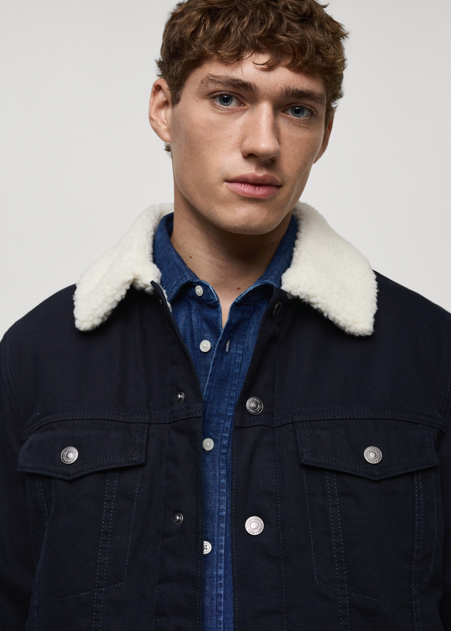Jeansjacke mit Kunstshearling-Kragen - Detail des Artikels 1