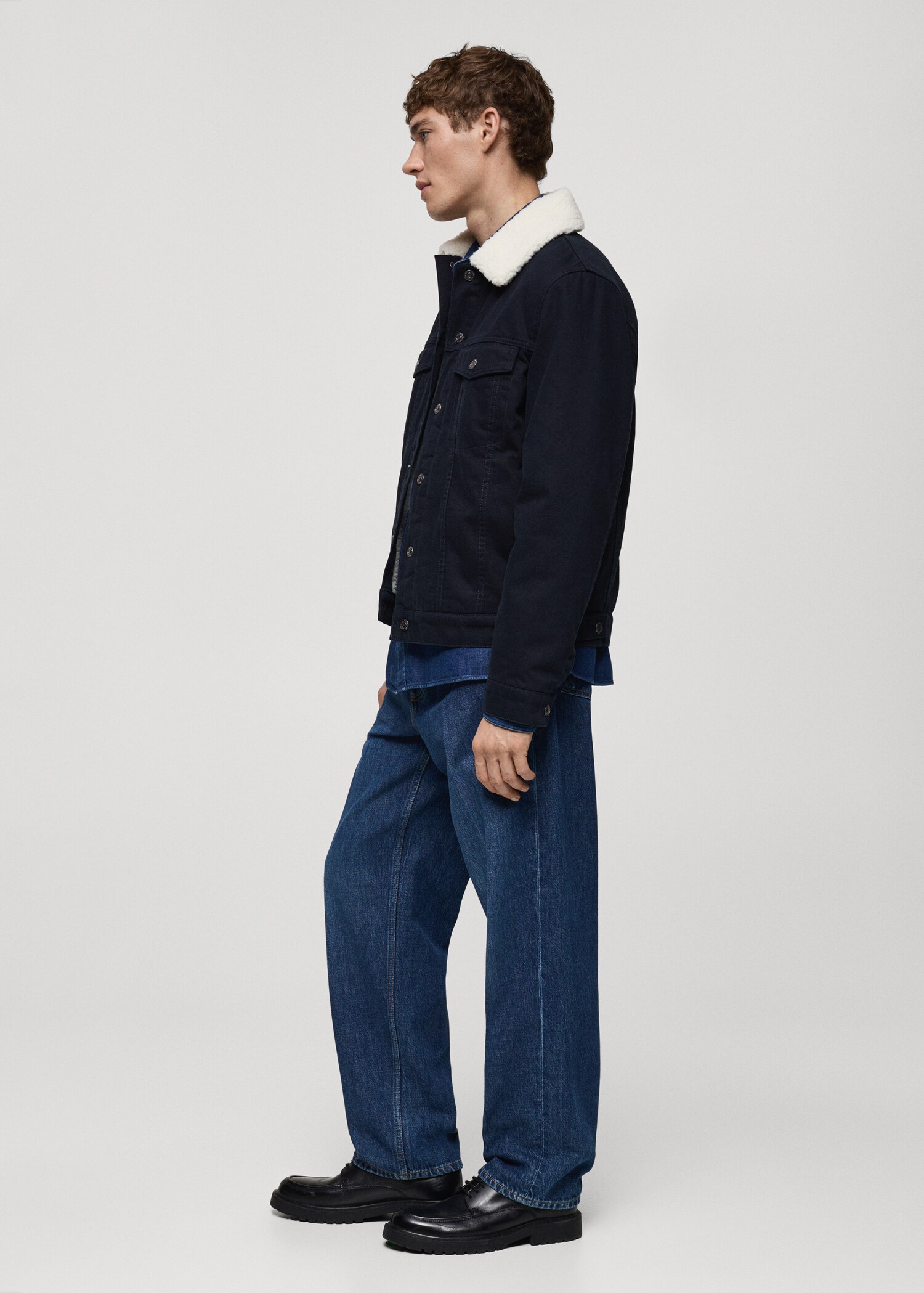Jeansjacke mit Kunstshearling-Kragen - Detail des Artikels 2