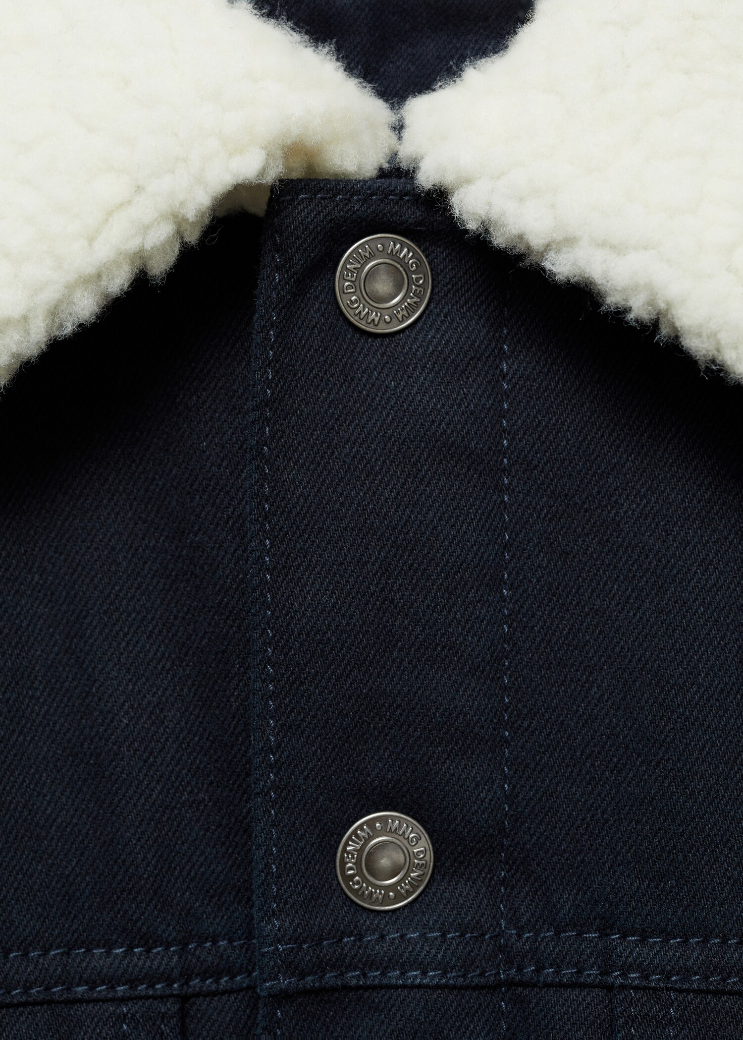 Jeansjacke mit Kunstshearling-Kragen - Detail des Artikels 8
