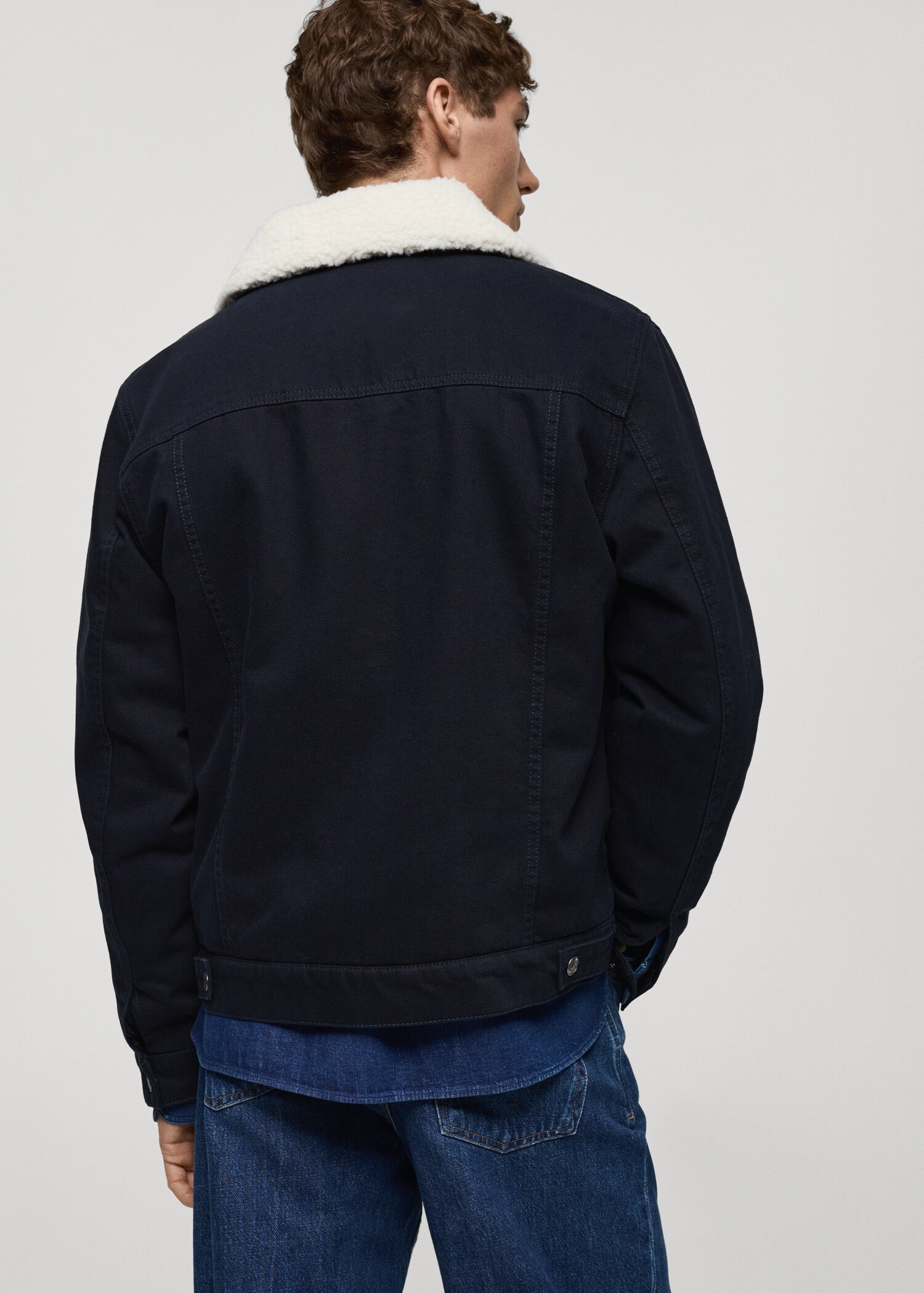 Jeansjacke mit Kunstshearling-Kragen - Rückseite des Artikels