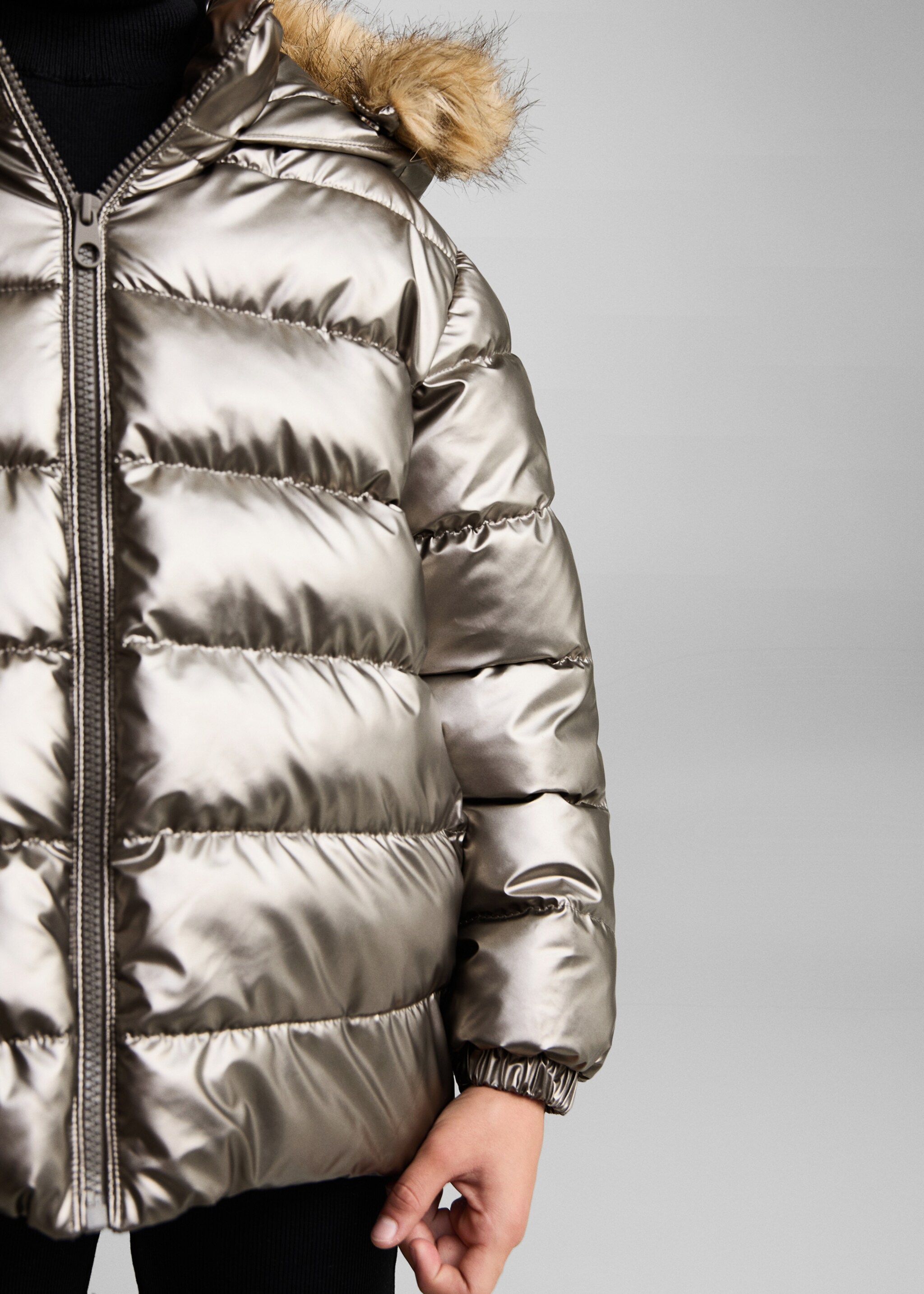 Metallic puffer jacket - Details of the article 6, Dark Silver. Ref: 77047920-00.