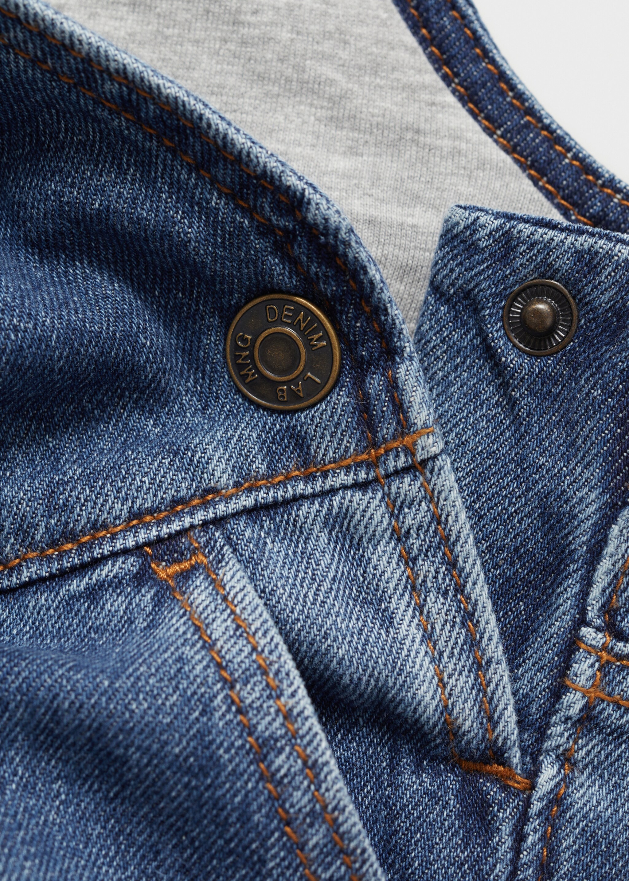 Lange Jeans-Latzhose mit Tasche - Detail des Artikels 0, Mittelblau. Ref: 77047927-00.