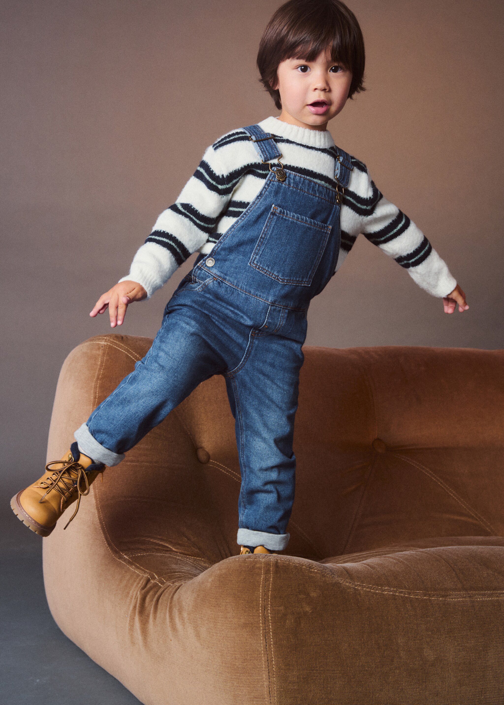 Lange Jeans-Latzhose mit Tasche - Detail des Artikels 6, Mittelblau. Ref: 77047927-00.