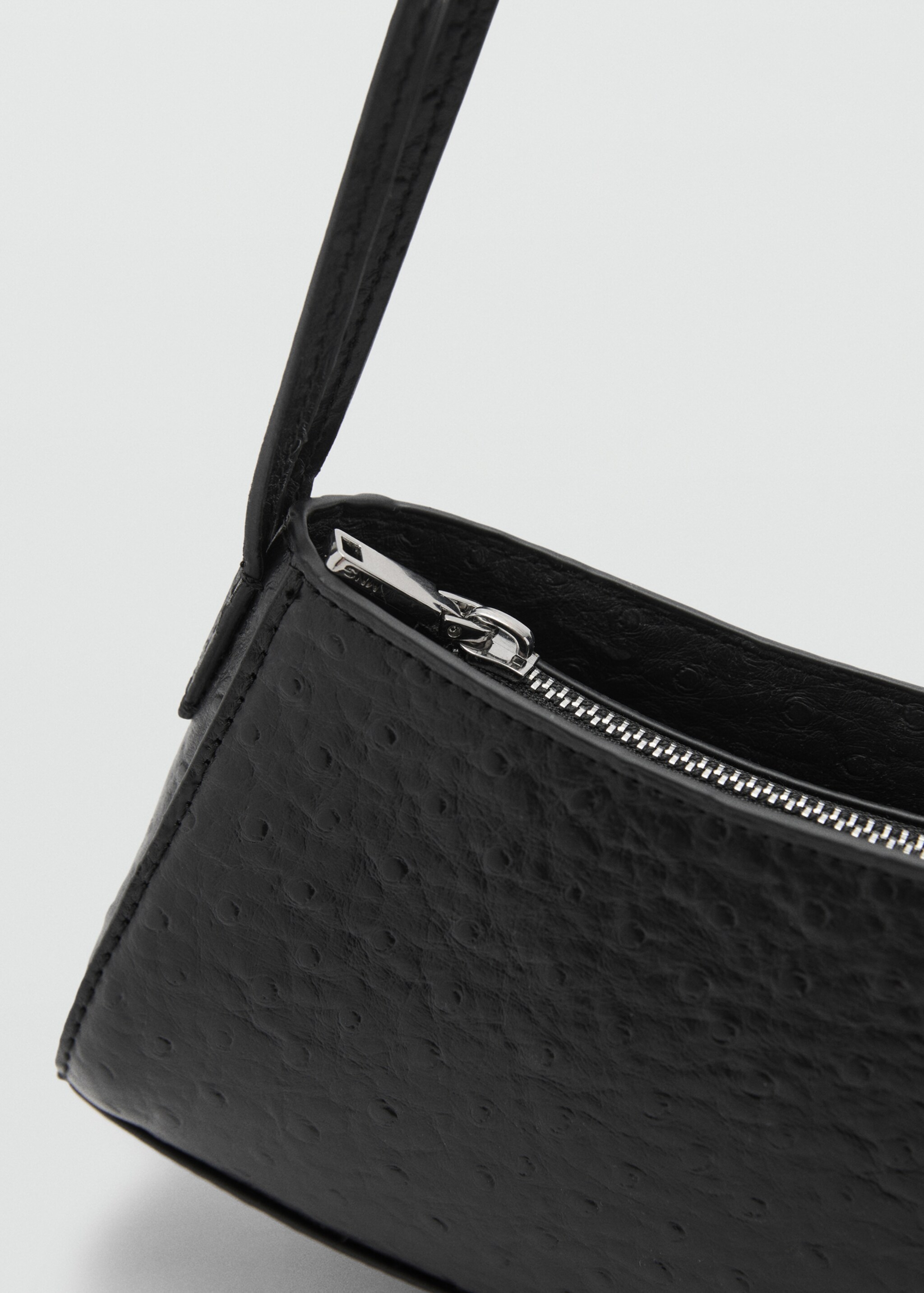 Oval textured bag - Details of the article 2, Black. Ref: 77047933-00.