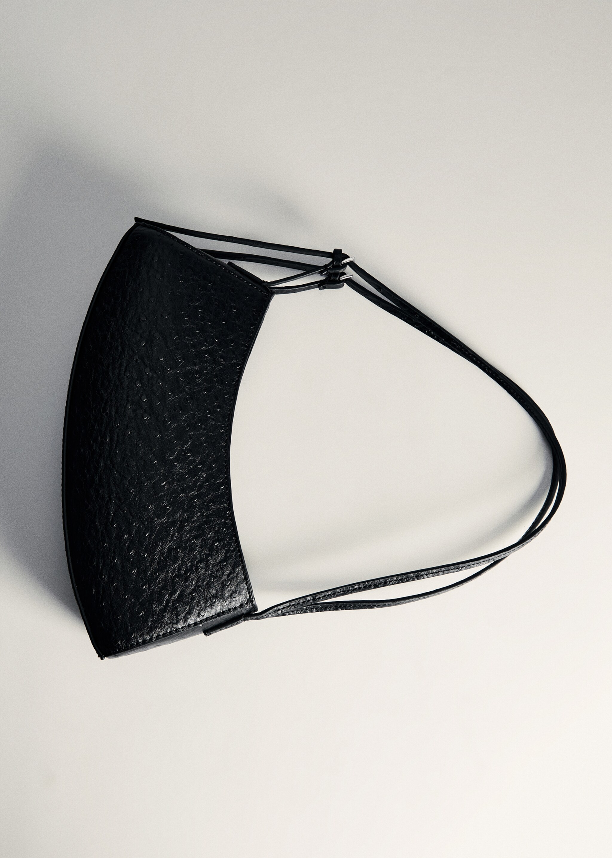 Oval textured bag - Details of the article 5, Black. Ref: 77047933-00.
