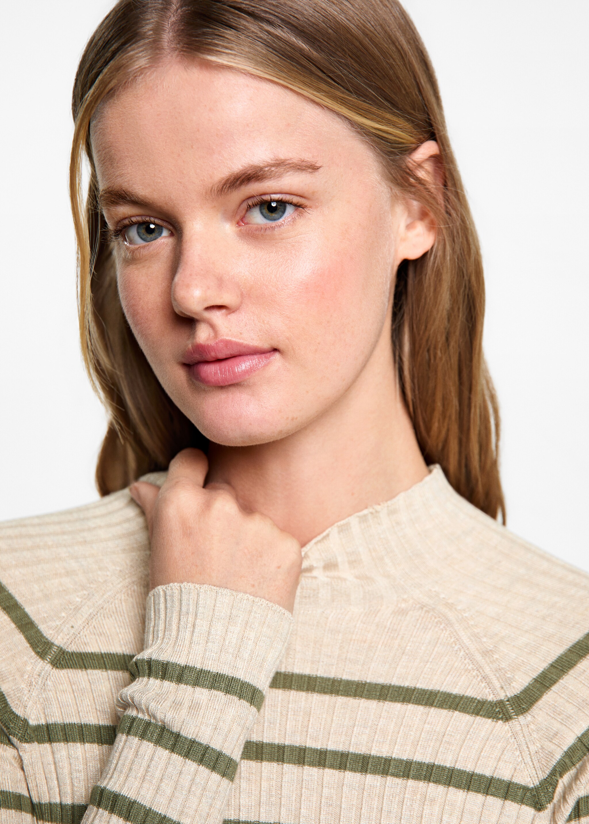 Turtleneck ribbed sweater - Details of the article 1, Sand. Ref: 77048273-00.