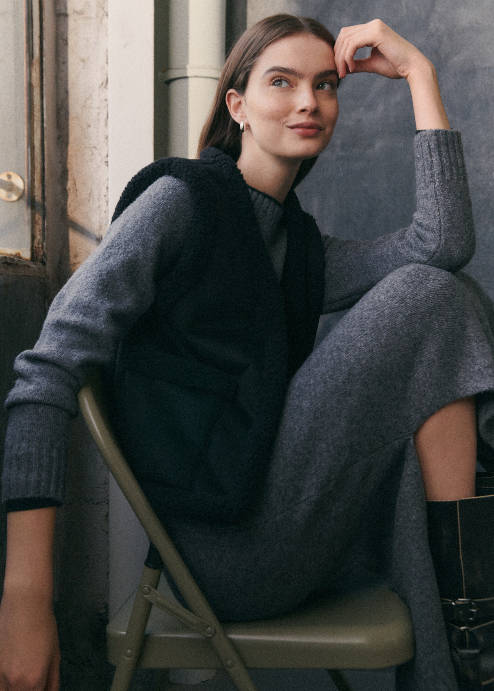 Combined shearling-effect gilet - Details of the article 5, Black. Ref: 77048278-00.