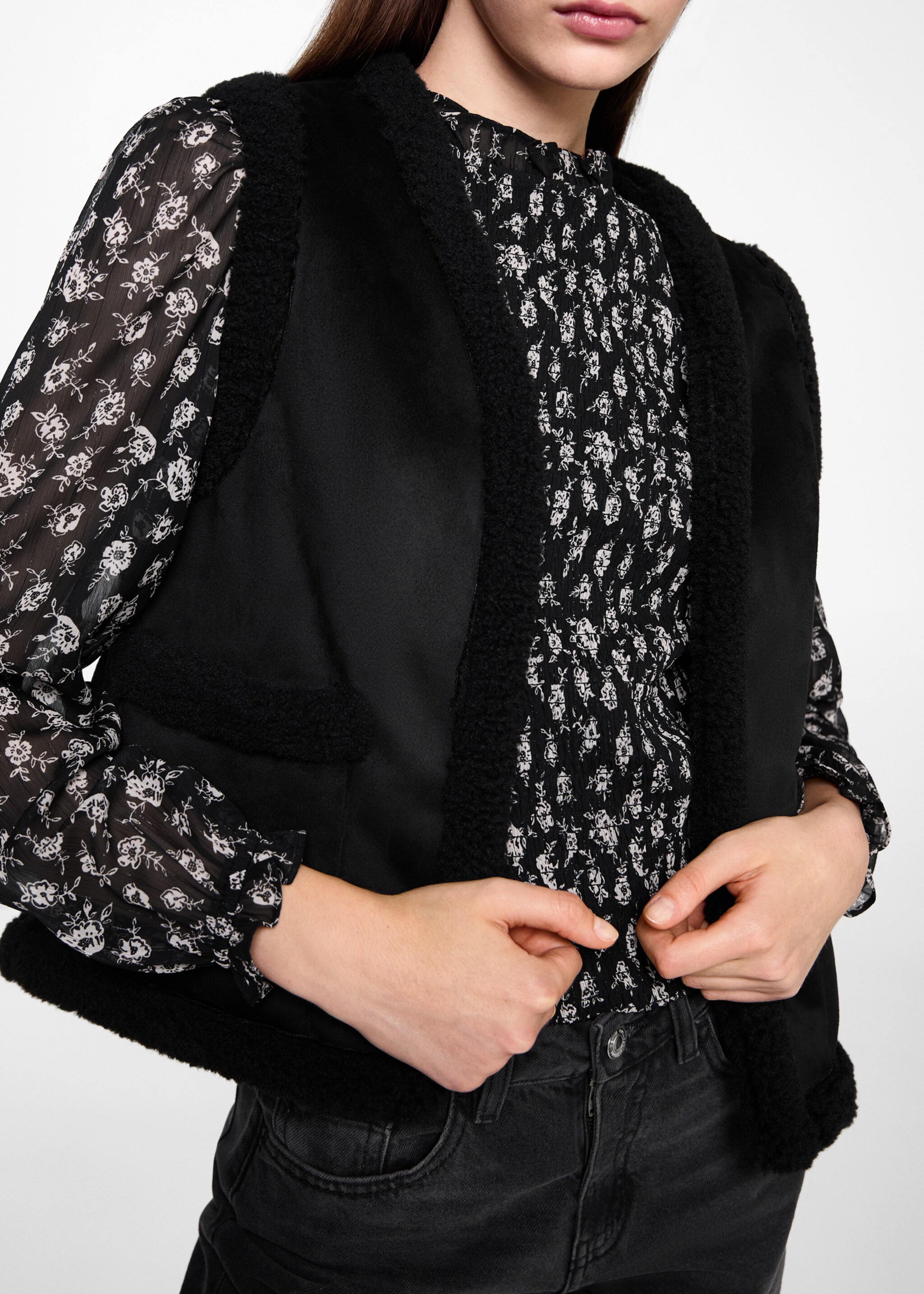Combined shearling-effect gilet - Details of the article 6, Black. Ref: 77048278-00.